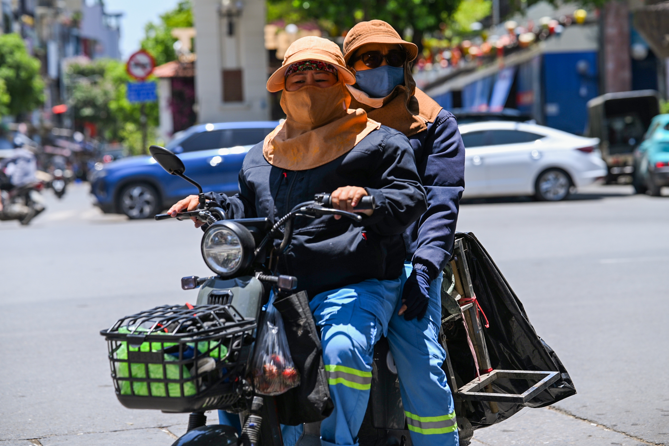 Người lao động oằn m&igrave;nh mưu sinh giữa nắng n&oacute;ng đỉnh điểm ở H&agrave; Nội- Ảnh 5.