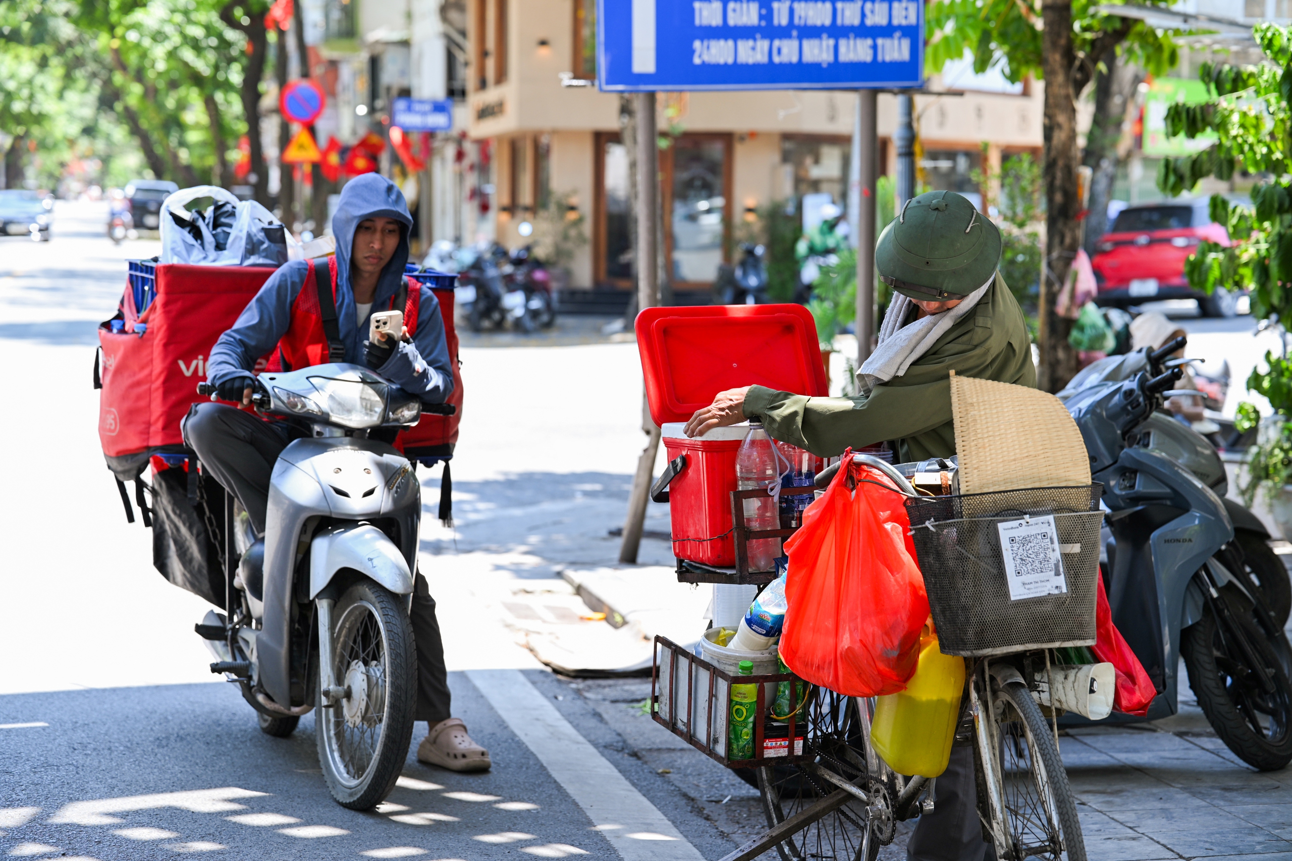 Người lao động oằn m&igrave;nh mưu sinh giữa nắng n&oacute;ng đỉnh điểm ở H&agrave; Nội- Ảnh 8.