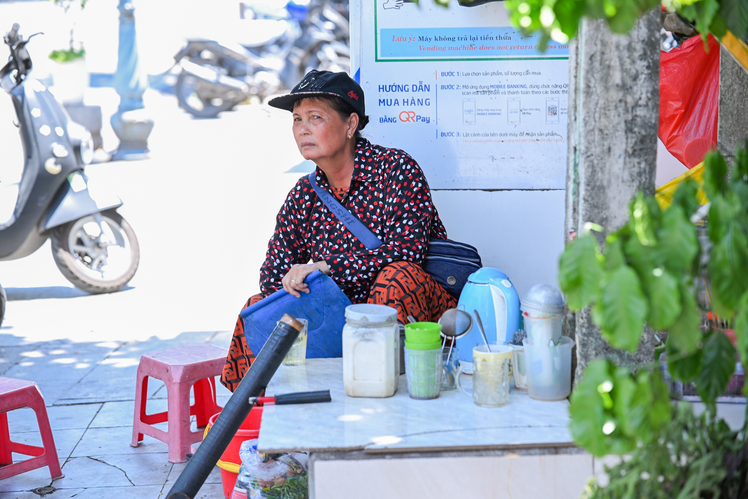 Người lao động oằn m&igrave;nh mưu sinh giữa nắng n&oacute;ng đỉnh điểm ở H&agrave; Nội- Ảnh 10.