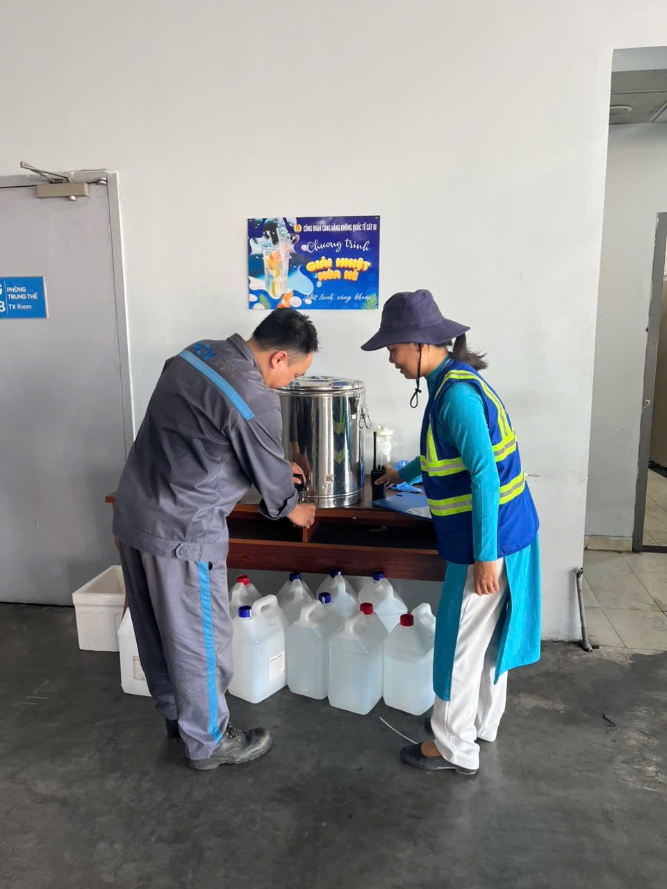 Mặt s&acirc;n bay bỏng r&aacute;t, người h&agrave;ng kh&ocirc;ng vẫn bền bỉ giữ an to&agrave;n tuyệt đối cho mỗi h&agrave;nh tr&igrave;nh- Ảnh 12.