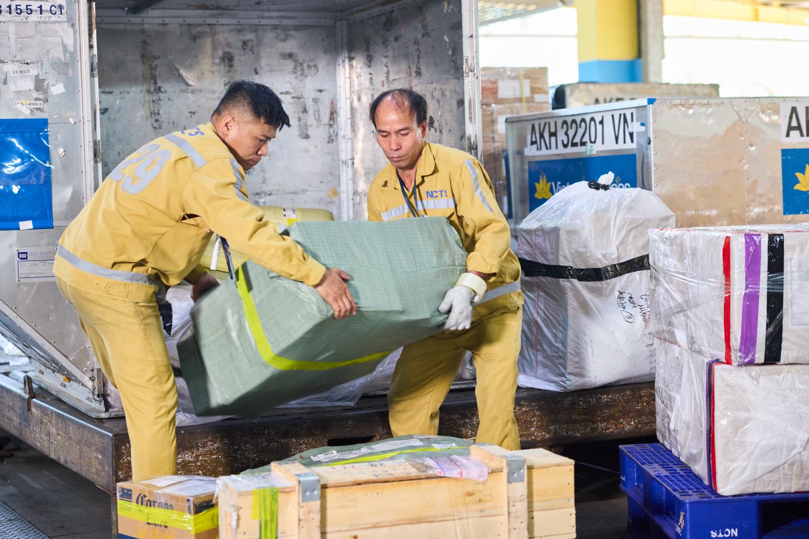 Mặt s&acirc;n bay bỏng r&aacute;t, người h&agrave;ng kh&ocirc;ng vẫn bền bỉ giữ an to&agrave;n tuyệt đối cho mỗi h&agrave;nh tr&igrave;nh- Ảnh 11.
