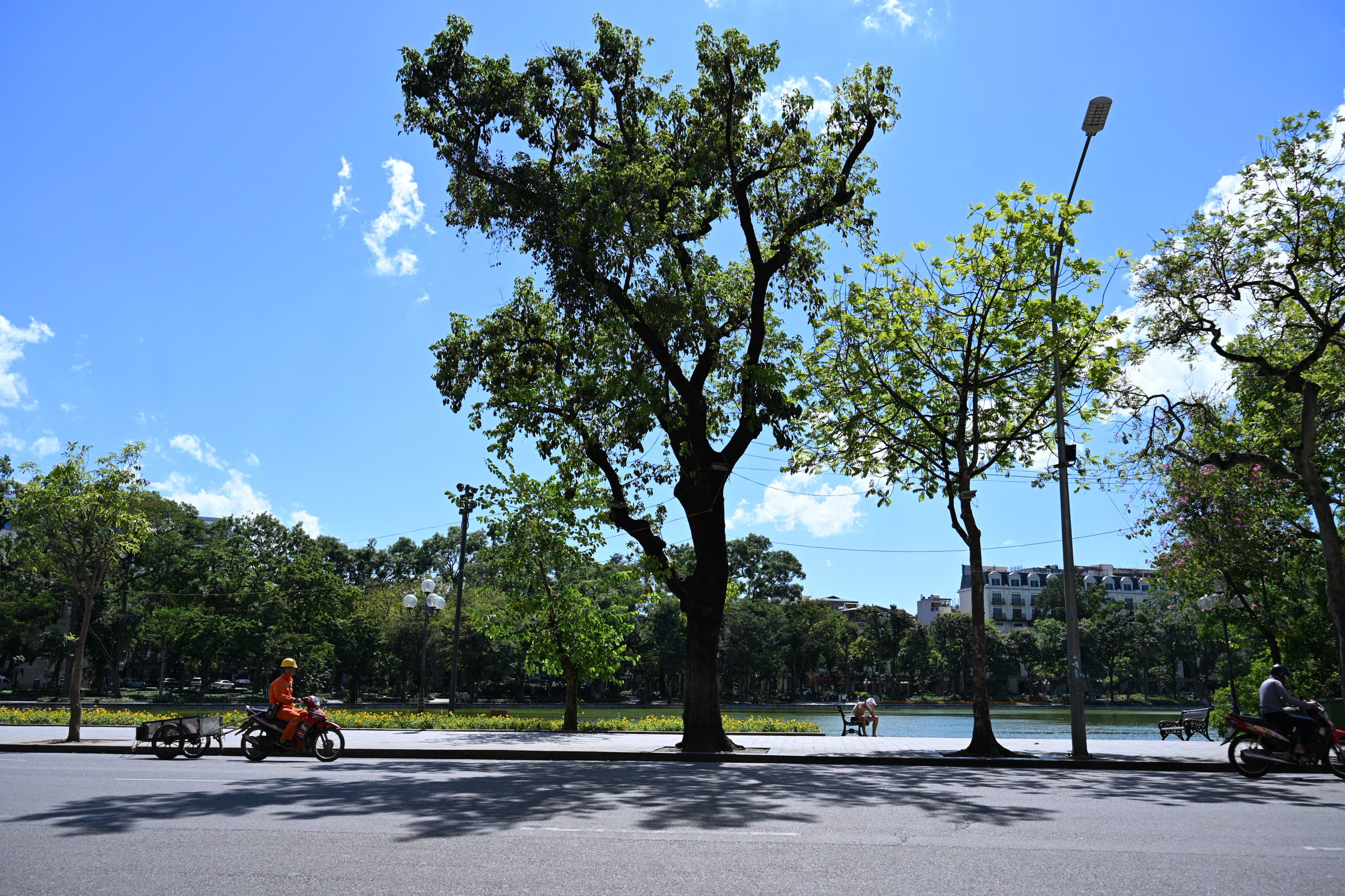 Người lao động oằn m&igrave;nh mưu sinh giữa nắng n&oacute;ng đỉnh điểm ở H&agrave; Nội- Ảnh 1.
