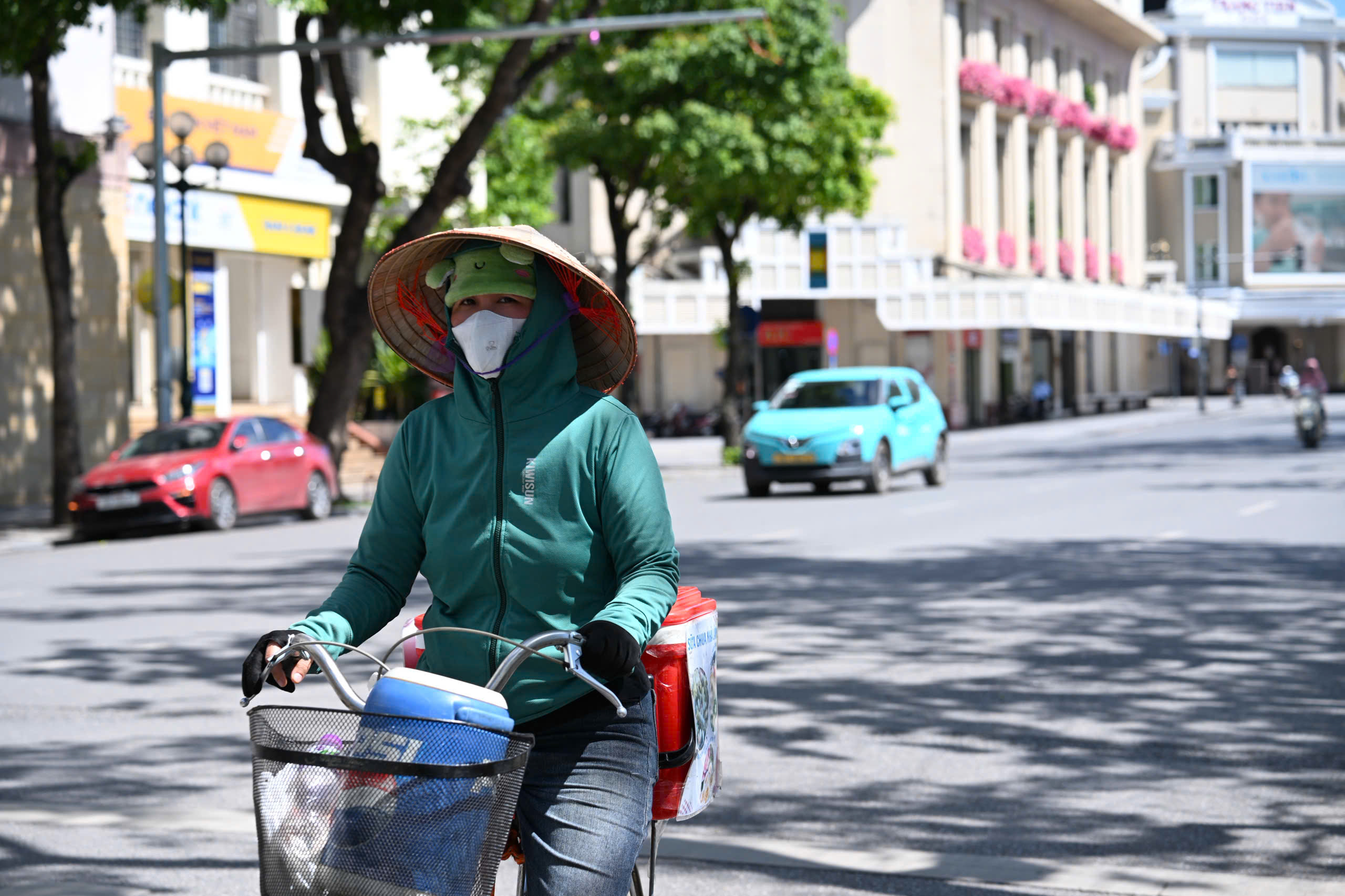 Người lao động oằn m&igrave;nh mưu sinh giữa nắng n&oacute;ng đỉnh điểm ở H&agrave; Nội- Ảnh 4.