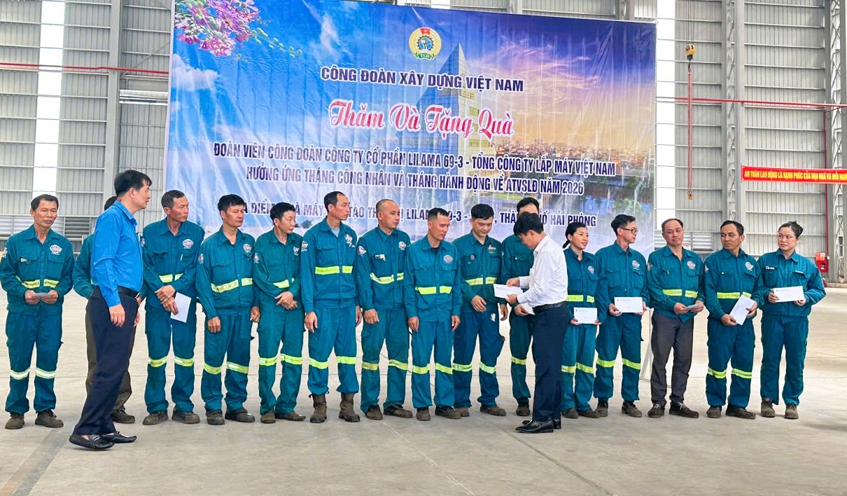 100 phần qu&agrave; trao tận tay người lao động Lilama trong Th&aacute;ng C&ocirc;ng nh&acirc;n- Ảnh 1.