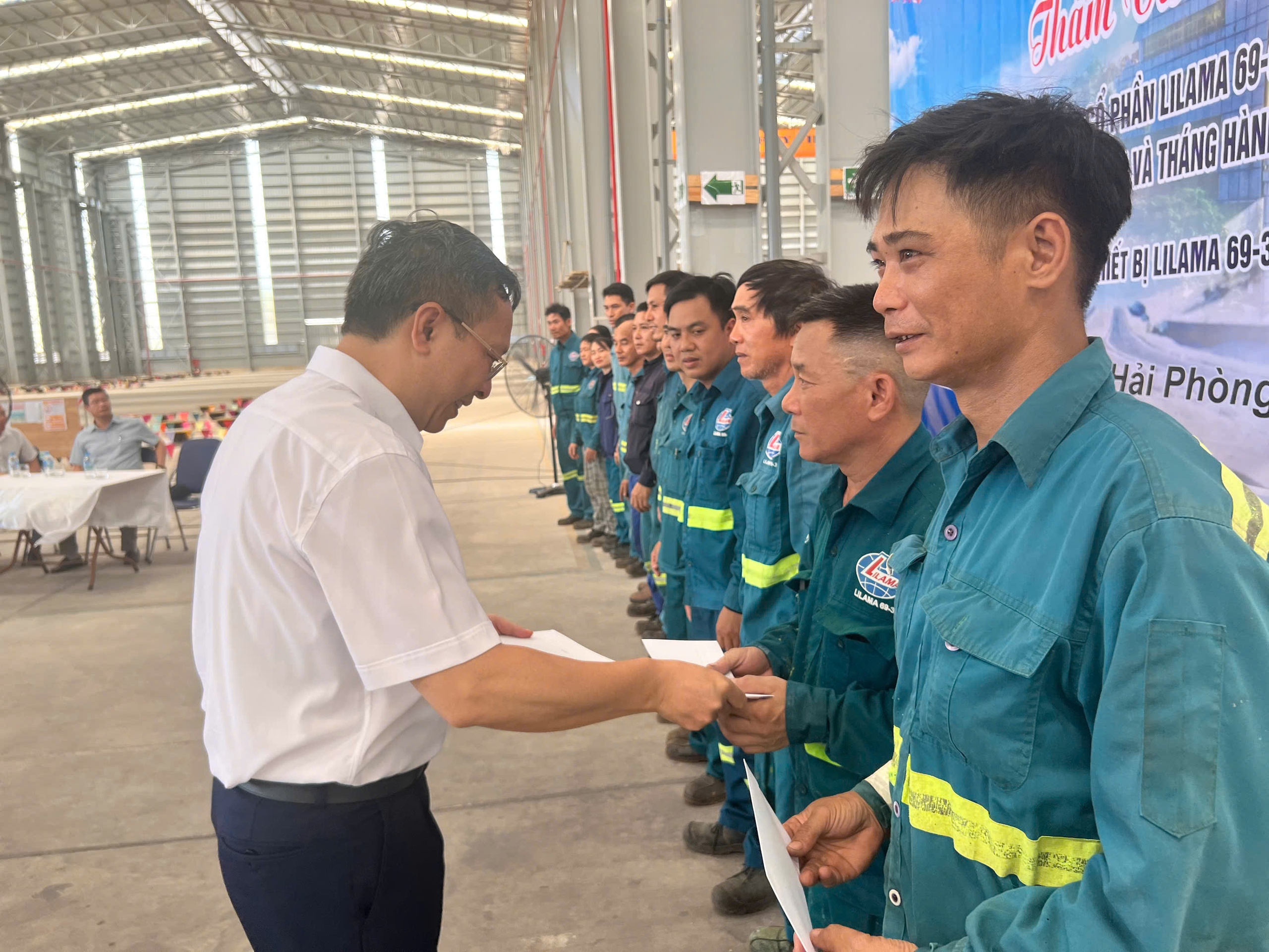 100 phần qu&agrave; trao tận tay người lao động Lilama trong Th&aacute;ng C&ocirc;ng nh&acirc;n- Ảnh 4.