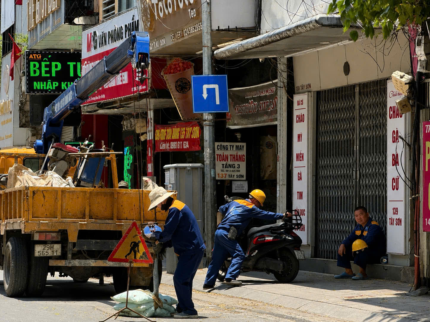 Người lao động oằn m&igrave;nh mưu sinh giữa nắng n&oacute;ng đỉnh điểm ở H&agrave; Nội- Ảnh 13.