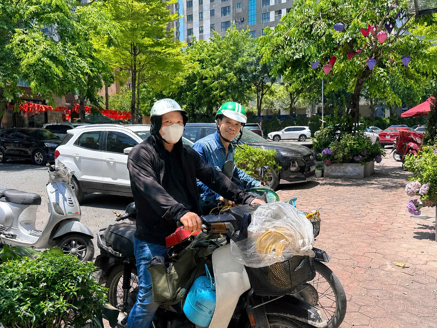 Người lao động oằn m&igrave;nh mưu sinh giữa nắng n&oacute;ng đỉnh điểm ở H&agrave; Nội- Ảnh 19.