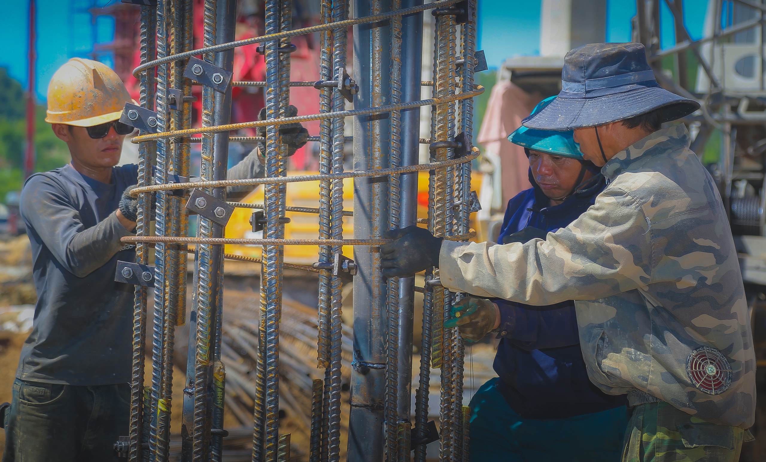 C&ocirc;ng nh&acirc;n b&aacute;m trụ ở "chảo lửa" thi c&ocirc;ng cầu Thần Vũ tr&ecirc;n tuyến cao tốc Bắc - Nam ph&iacute;a Đ&ocirc;ng- Ảnh 12.
