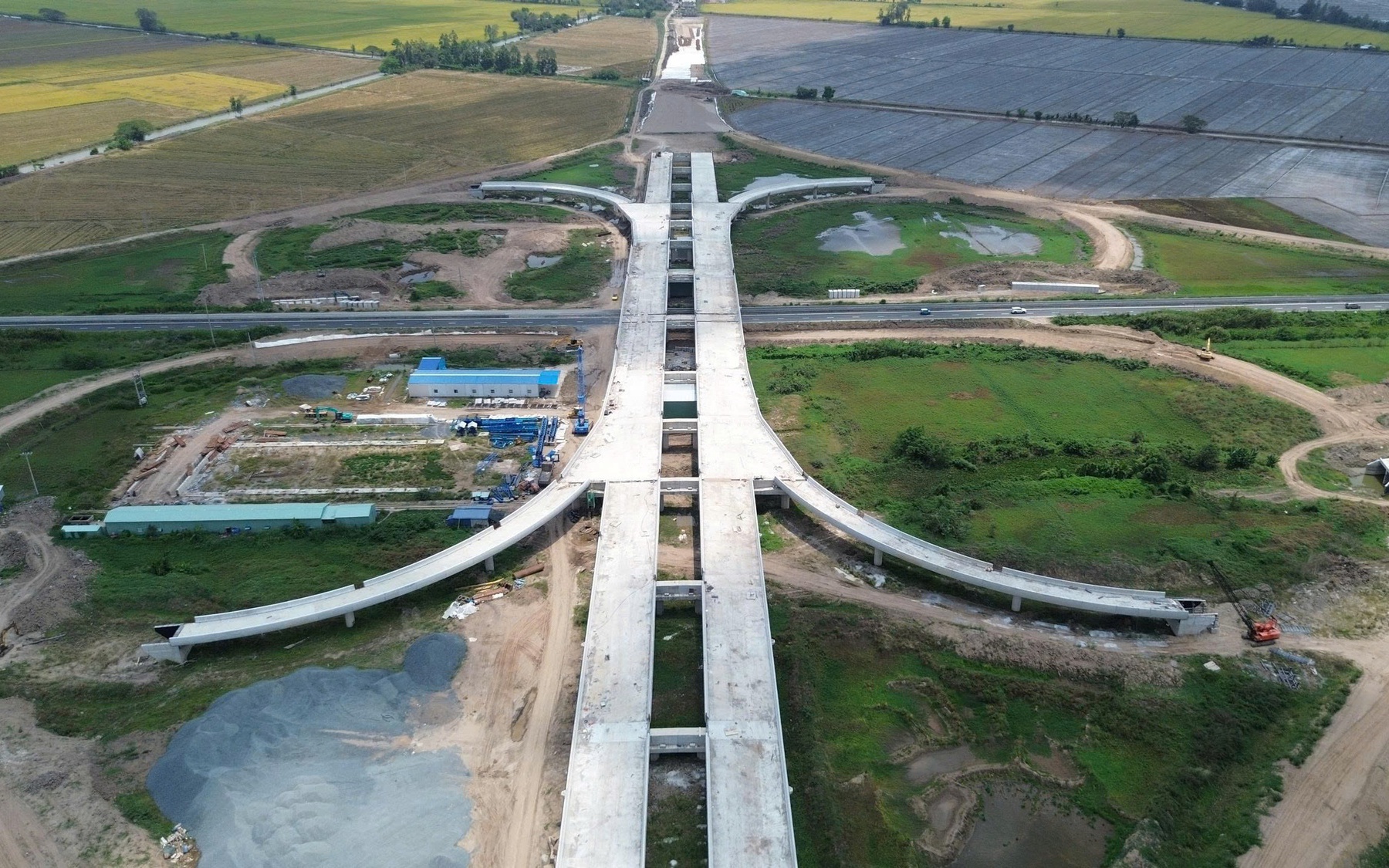Thiếu c&aacute;t, đ&aacute; thi c&ocirc;ng g&acirc;y &aacute;p lực tiến độ cao tốc Ch&acirc;u Đốc - Cần Thơ - S&oacute;c Trăng