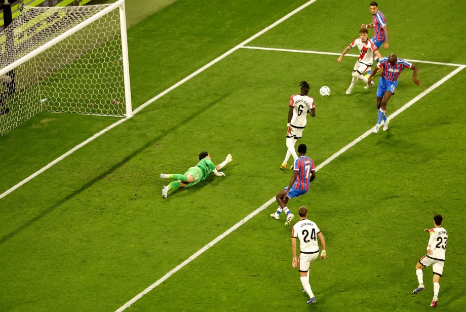 Crystal Palace lần đầu v&ocirc; địch Conference League- Ảnh 2.