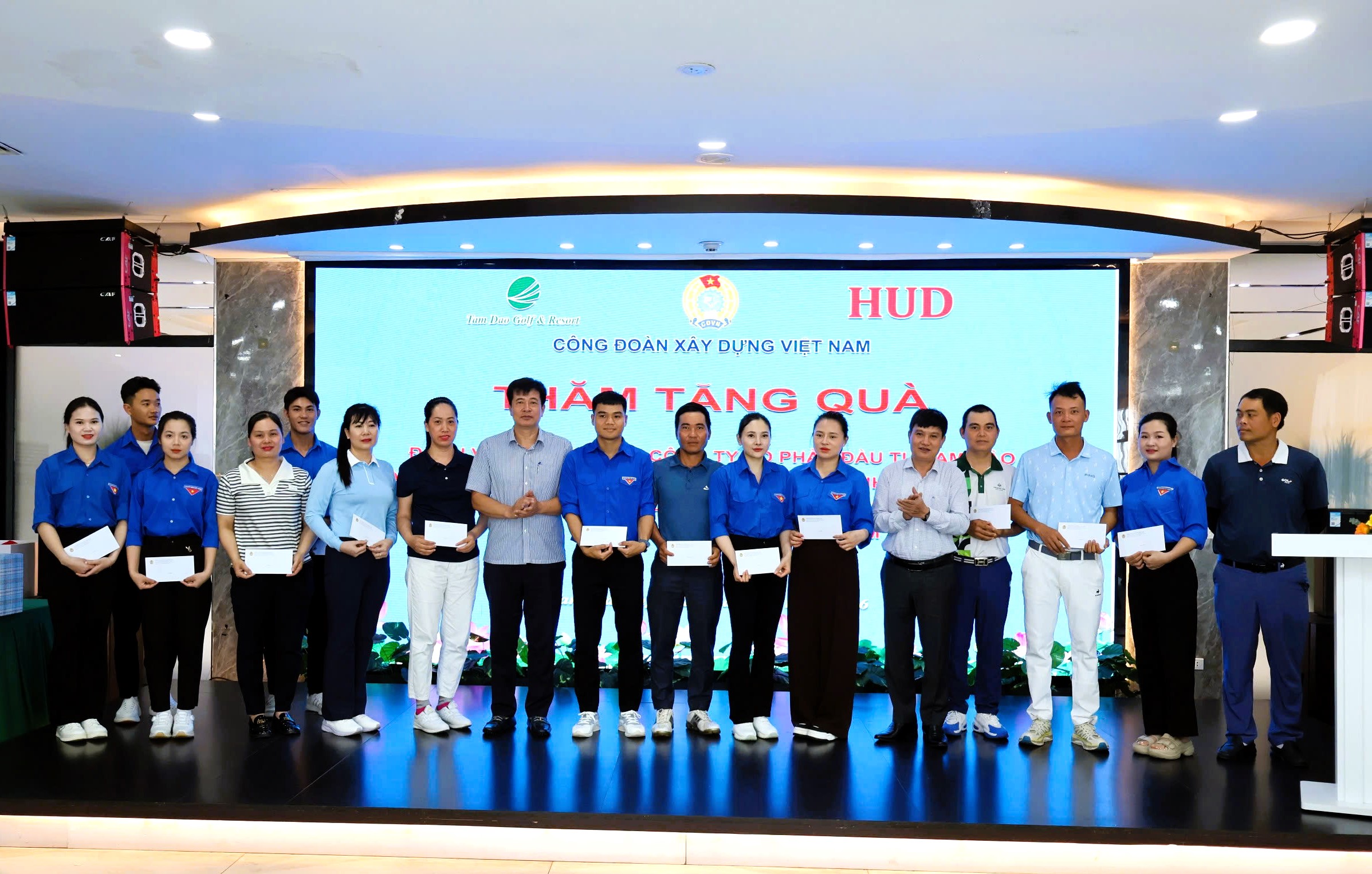 Trao y&ecirc;u thương trong Th&aacute;ng C&ocirc;ng nh&acirc;n: 100 suất qu&agrave; đến với người lao động Tam Đảo- Ảnh 1.