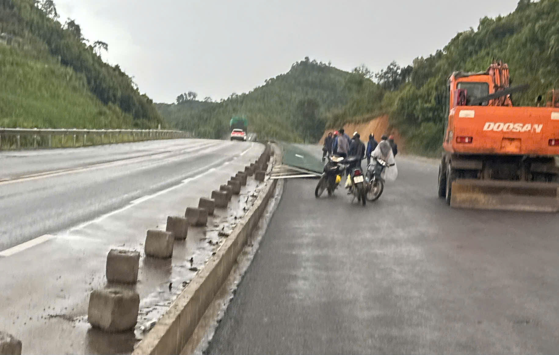 Gi&ocirc;ng lốc quật đổ nhiều vị tr&iacute; h&agrave;ng r&agrave;o an to&agrave;n giao th&ocirc;ng tr&ecirc;n cao tốc Nội B&agrave;i - L&agrave;o Cai- Ảnh 1.