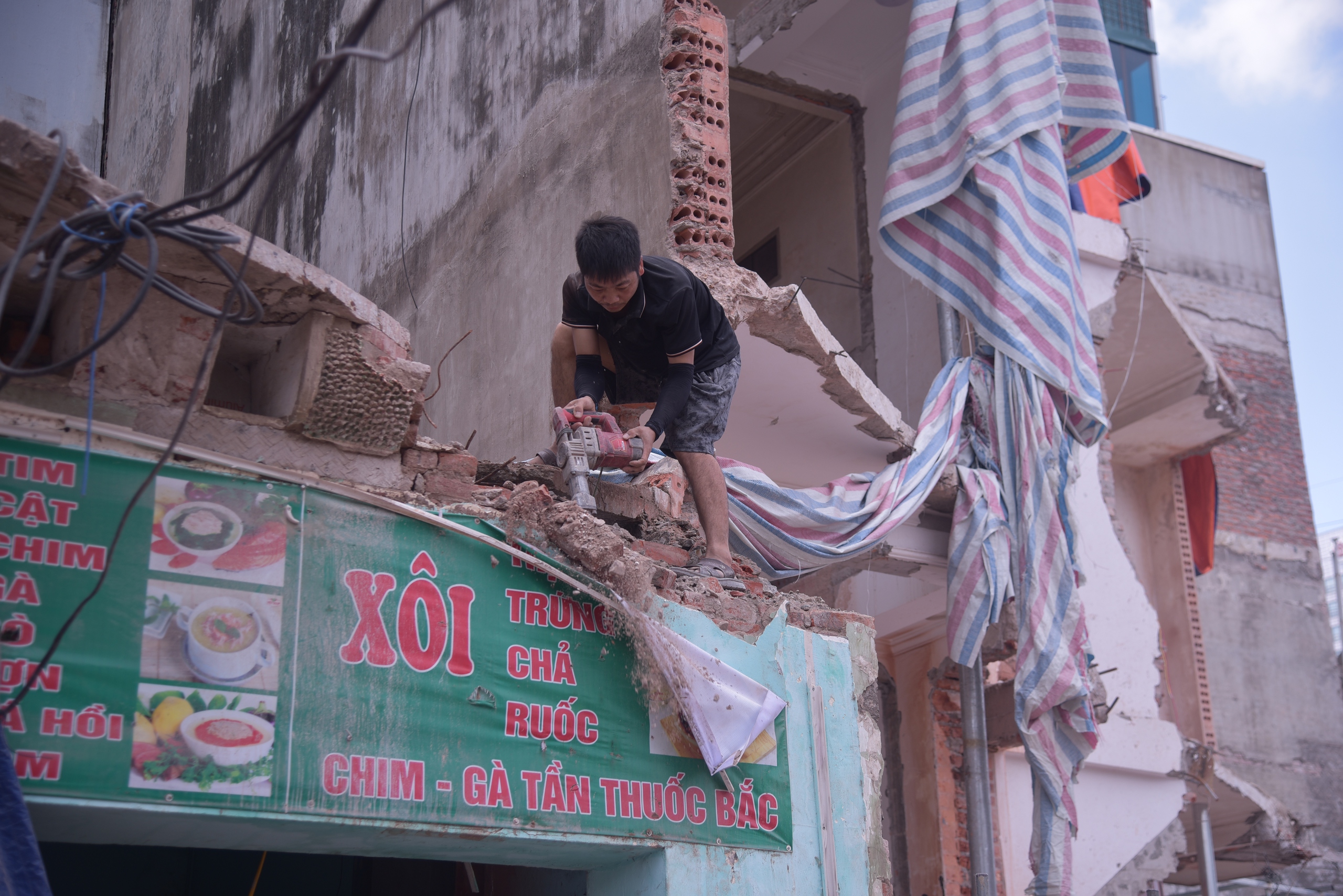 Loạt nh&agrave; si&ecirc;u mỏng, si&ecirc;u m&eacute;o c&oacute; nguy cơ t&aacute;i xuất sau mở đường- Ảnh 18.