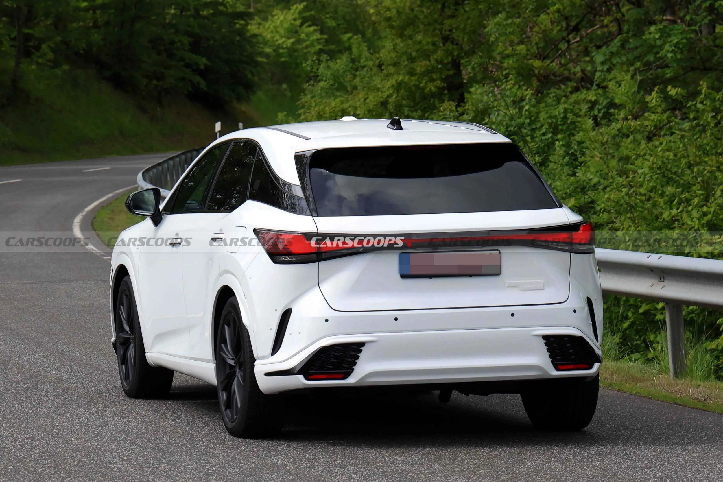 Lexus RX bản nâng cấp xuất hiện trên đường thử- Ảnh 2. Lexus RX bản nâng cấp xuất hiện trên đường thử- Ảnh 2.