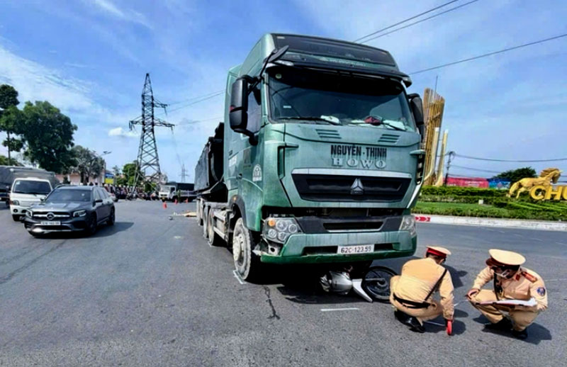 Lực lượng chức năng kh&aacute;m nghiệm hiện trường vụ tai nạn - Ảnh: Nguyễn Tiến.