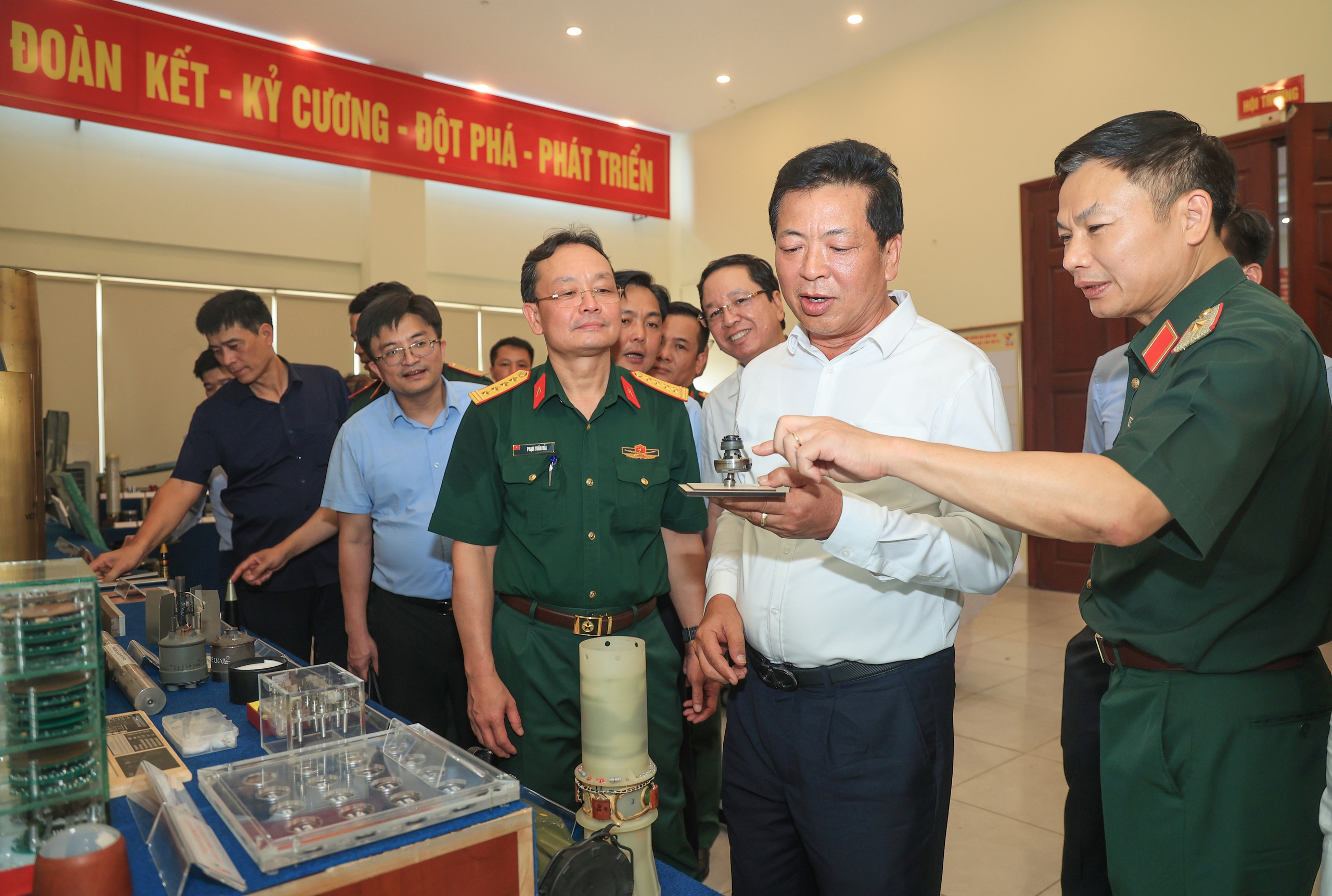 Bộ trưởng Trần Hồng Minh: Ph&aacute;t triển c&ocirc;ng nghiệp đường sắt phải r&otilde; lộ tr&igrave;nh, sản phẩm- Ảnh 4.