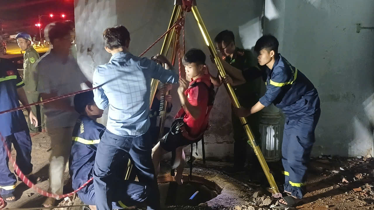 Gia Lai: Cứu người phụ nữ rơi xuống giếng s&acirc;u gần 30m- Ảnh 1.