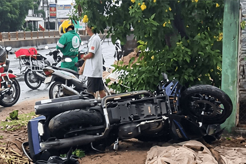 Chiếc m&ocirc; t&ocirc; tại hiện trường vụ tai nạn - Ảnh: Hữu Ph&uacute;c.