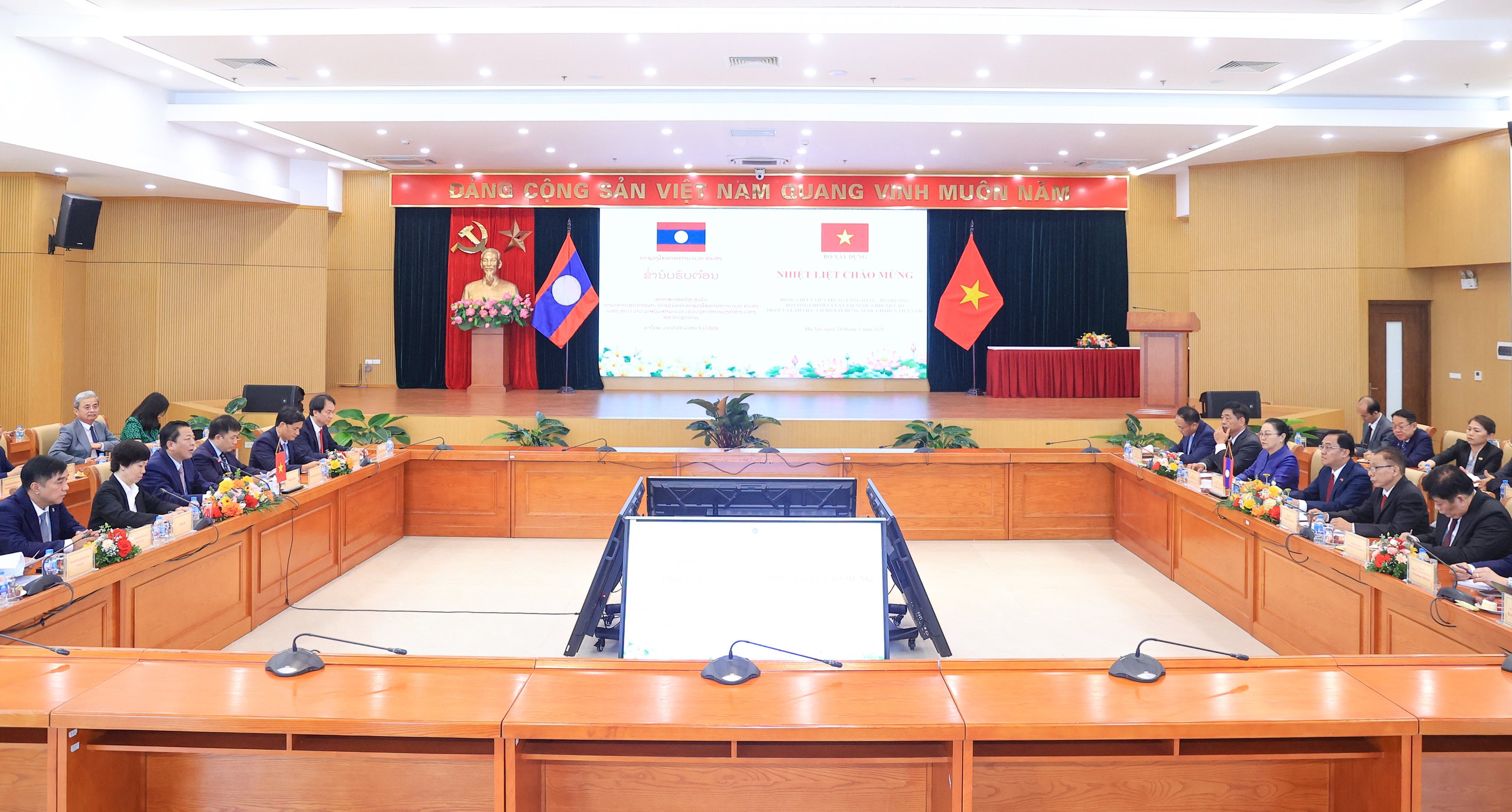 Việt Nam - L&agrave;o th&uacute;c đẩy kết nối hạ tầng giao th&ocirc;ng chiến lược- Ảnh 2.