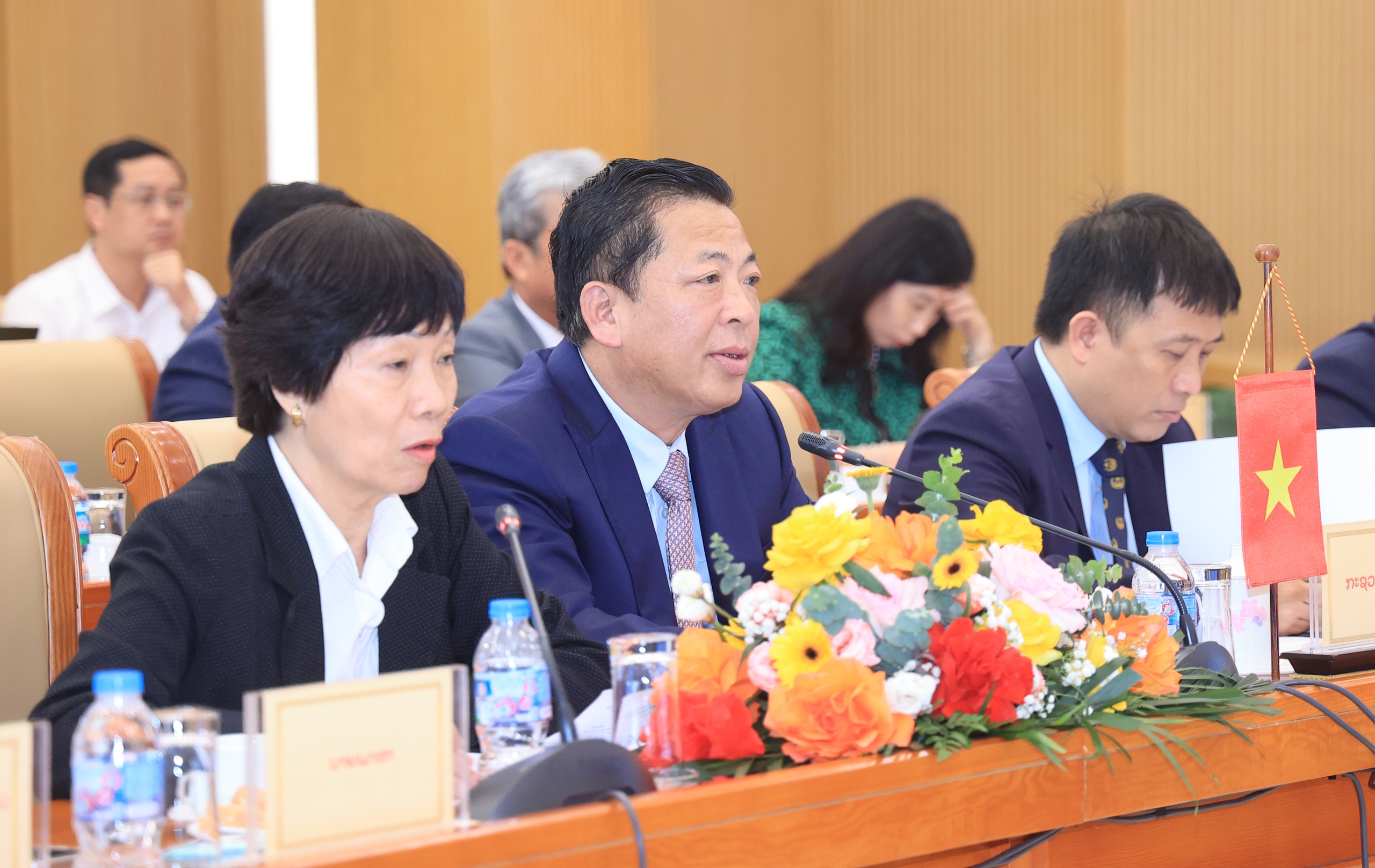 Việt Nam - L&agrave;o th&uacute;c đẩy kết nối hạ tầng giao th&ocirc;ng chiến lược- Ảnh 1.