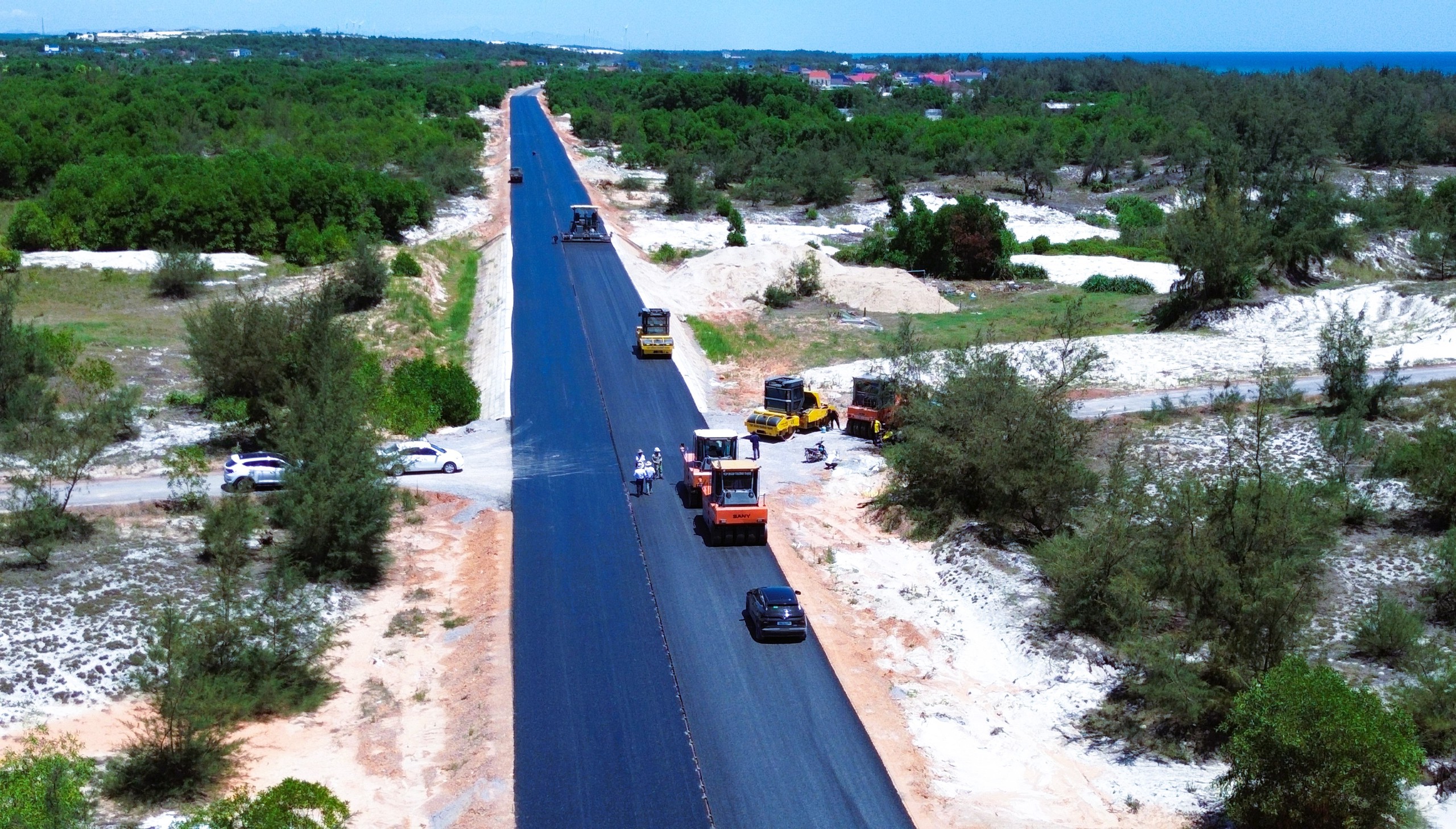 Gỡ vướng mặt bằng, đẩy nhanh thi công dự án đường ven biển hơn 2.480 tỷ đồng ở Quảng Trị- Ảnh 1. Gỡ vướng mặt bằng, đẩy nhanh thi công dự án đường ven biển hơn 2.480 tỷ đồng ở Quảng Trị- Ảnh 1.
