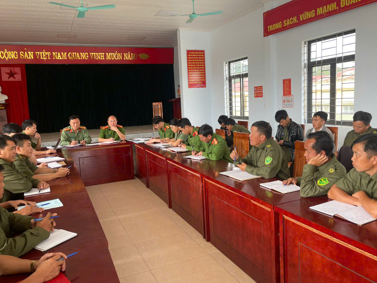 "Ăn l&aacute;n, ngủ rừng" l&agrave;m sạch ma t&uacute;y v&ugrave;ng cao L&agrave;o Cai- Ảnh 1.