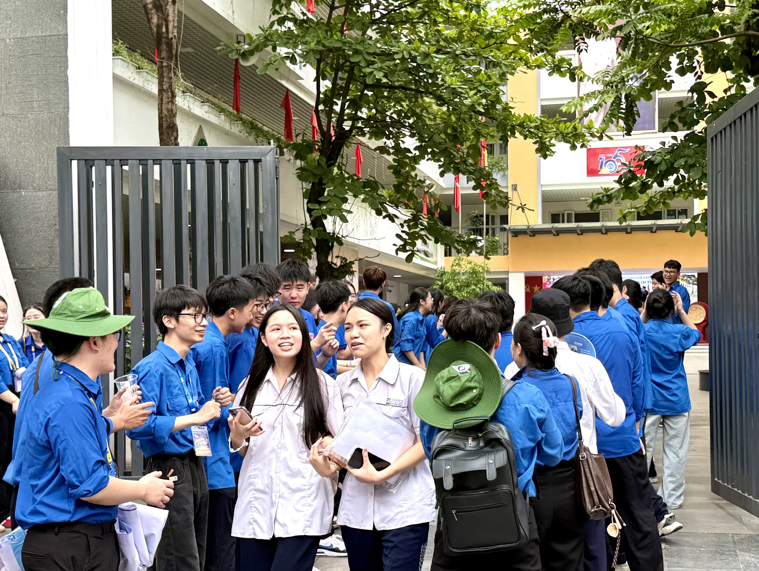 S&aacute;ng nay, th&iacute; sinh H&agrave; Nội l&agrave;m thủ tục thi lớp 10 c&ocirc;ng lập- Ảnh 3.