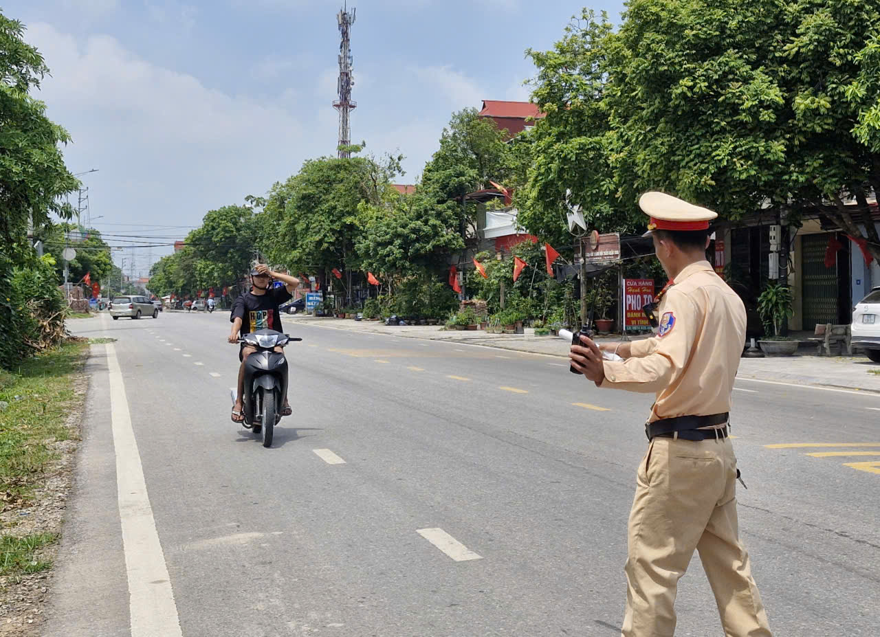 Bắc Ninh: H&agrave;ng loạt xe đưa đ&oacute;n v&agrave; c&ocirc;ng nh&acirc;n bị xử phạt v&igrave; &ldquo;qu&ecirc;n&rdquo; camera AI- Ảnh 1.
