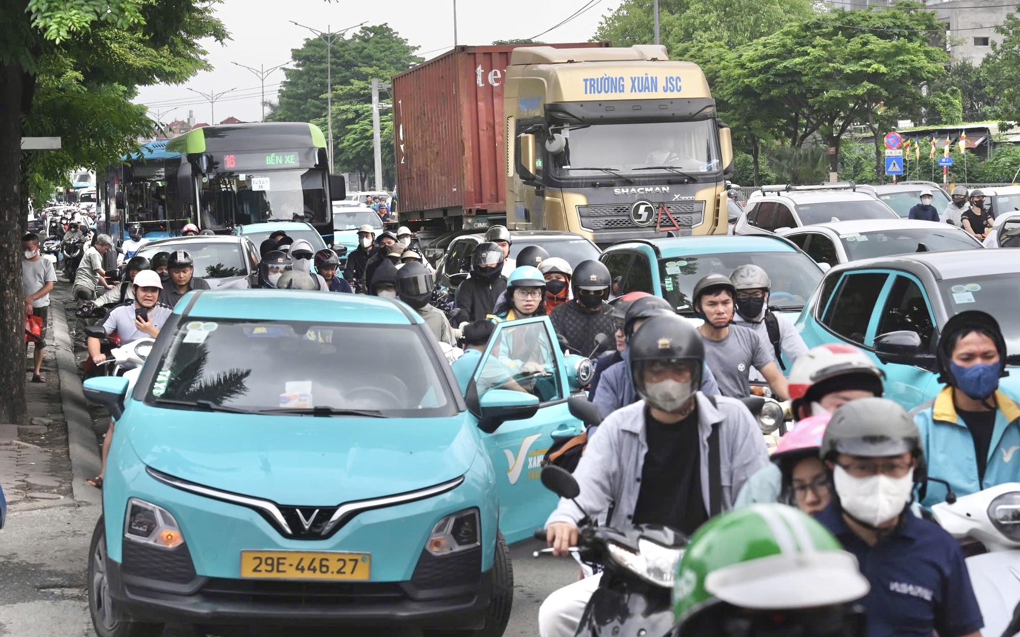 &Aacute;p lực giao th&ocirc;ng tăng cao cuối kỳ nghỉ, nhiều tuyến cửa ng&otilde; ph&iacute;a Nam H&agrave; Nội &ugrave;n ứ k&eacute;o d&agrave;i