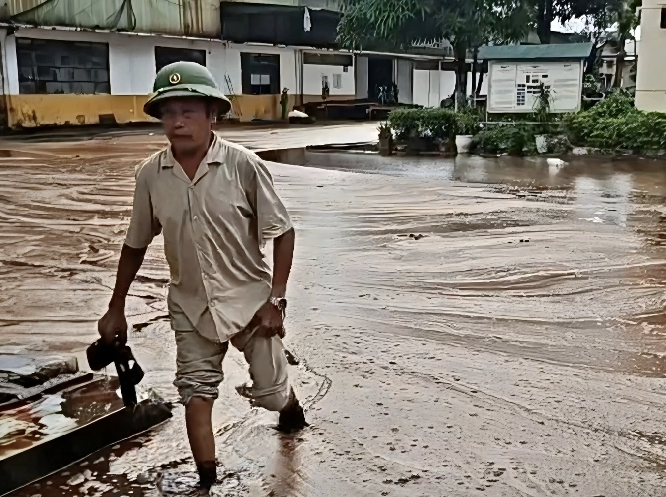 Nghệ An: S&eacute;t đ&aacute;nh tr&uacute;ng bể chứa, 2.000 tấn mật m&iacute;a tr&agrave;n ra l&ecirc;nh l&aacute;ng- Ảnh 1.