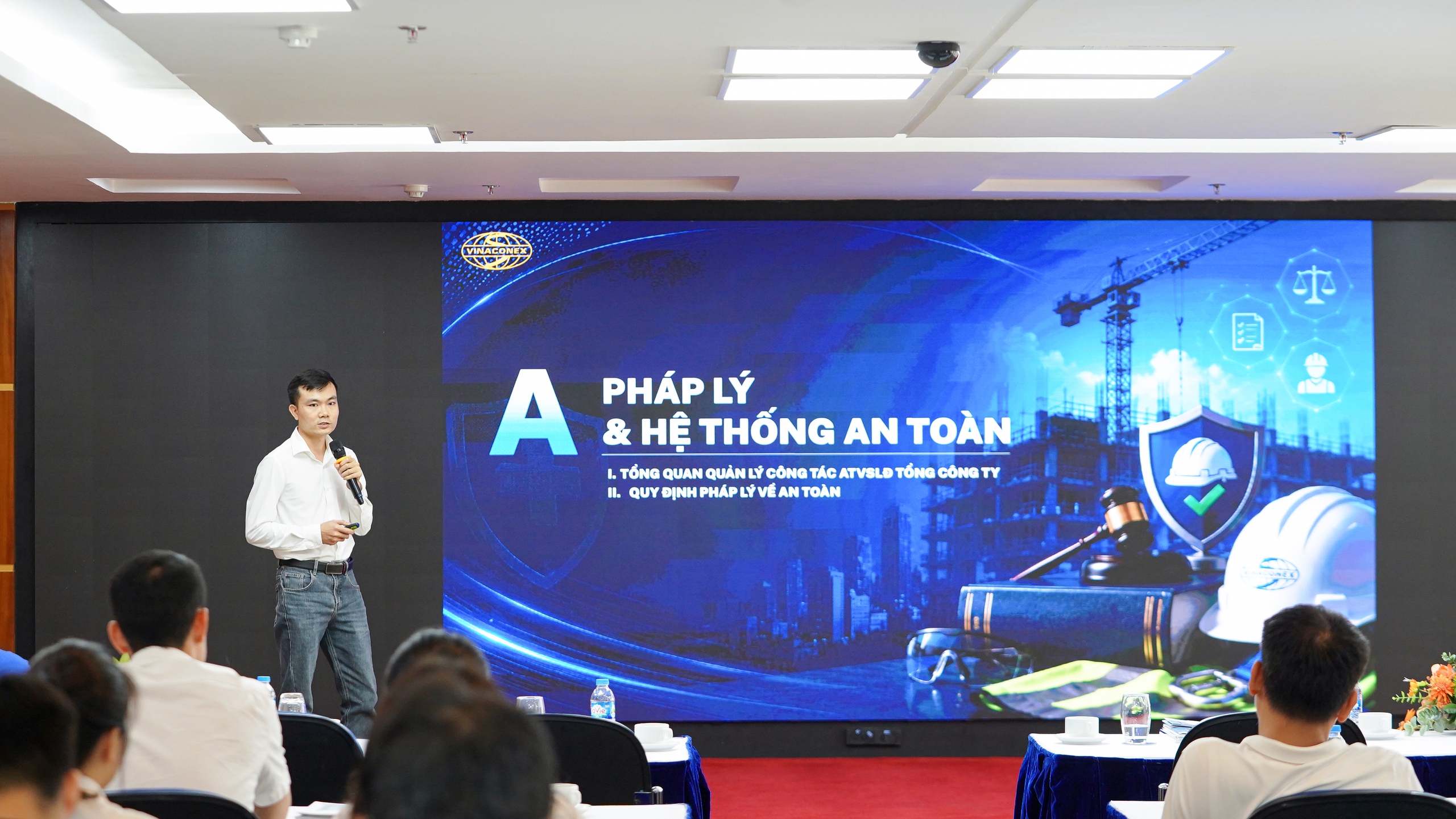 Vinaconex lan tỏa văn h&oacute;a an to&agrave;n, tiếp sức người lao động m&ugrave;a nắng n&oacute;ng- Ảnh 2.