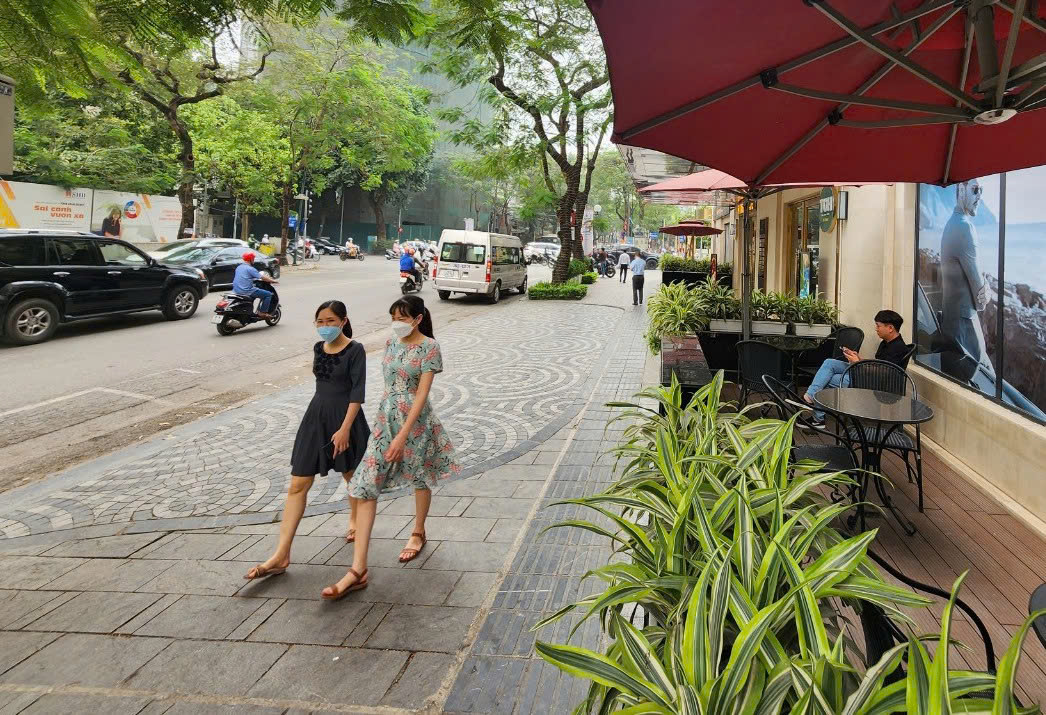 H&agrave; Nội &ldquo;đ&aacute;nh thức&rdquo; vỉa h&egrave;: Th&iacute; điểm cho kinh doanh v&agrave; kinh tế đ&ecirc;m- Ảnh 1.