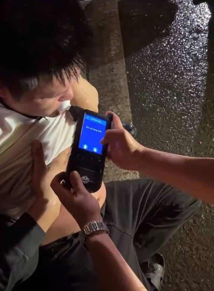 Tuy&ecirc;n Quang: Thấy CSGT, t&agrave;i xế giả vờ ngủ để n&eacute; kiểm tra nồng độ cồn- Ảnh 1.