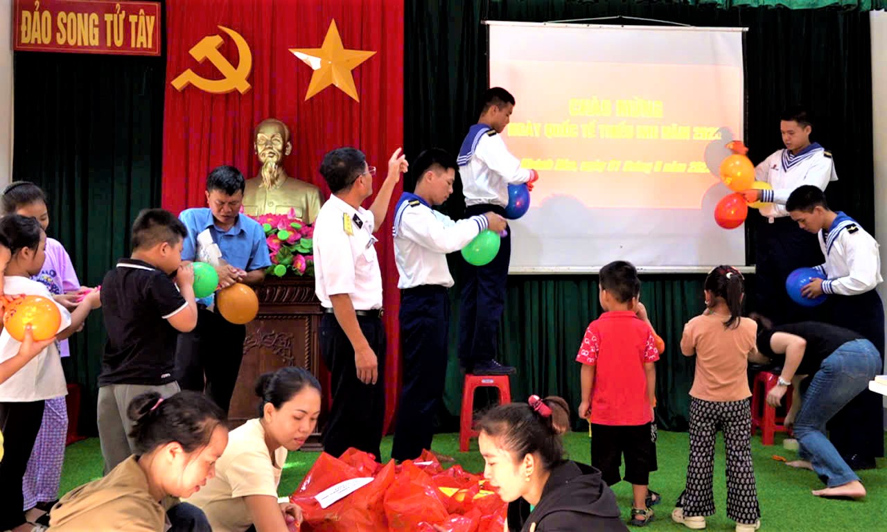 Rộn r&agrave;ng chuẩn bị tết Thiếu nhi ở Trường Sa- Ảnh 1.