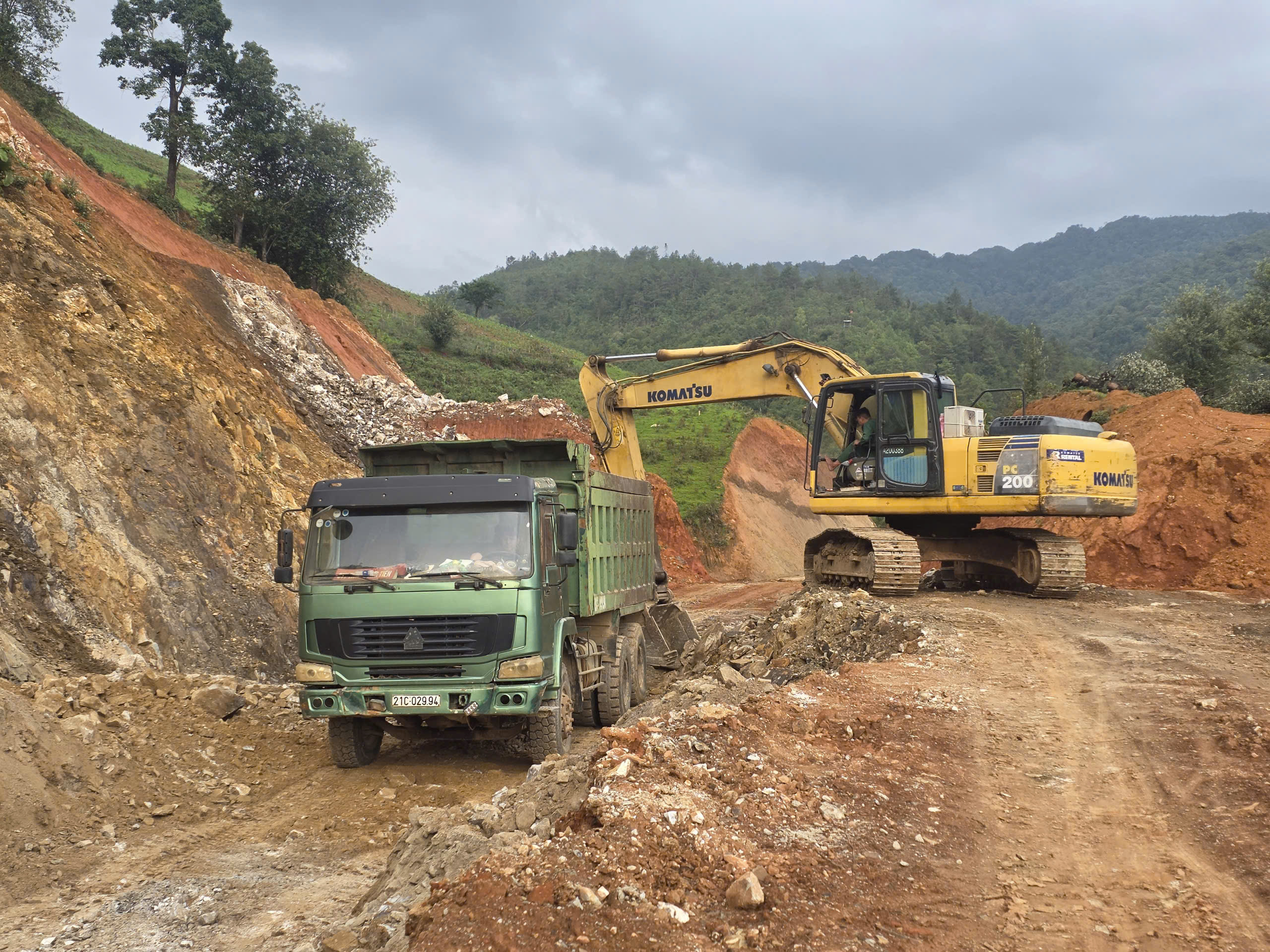 Vượt dốc cheo leo, tuyến đường gần 640 tỷ đồng ở L&agrave;o Cai sẽ về đ&iacute;ch trước 30/9- Ảnh 12.