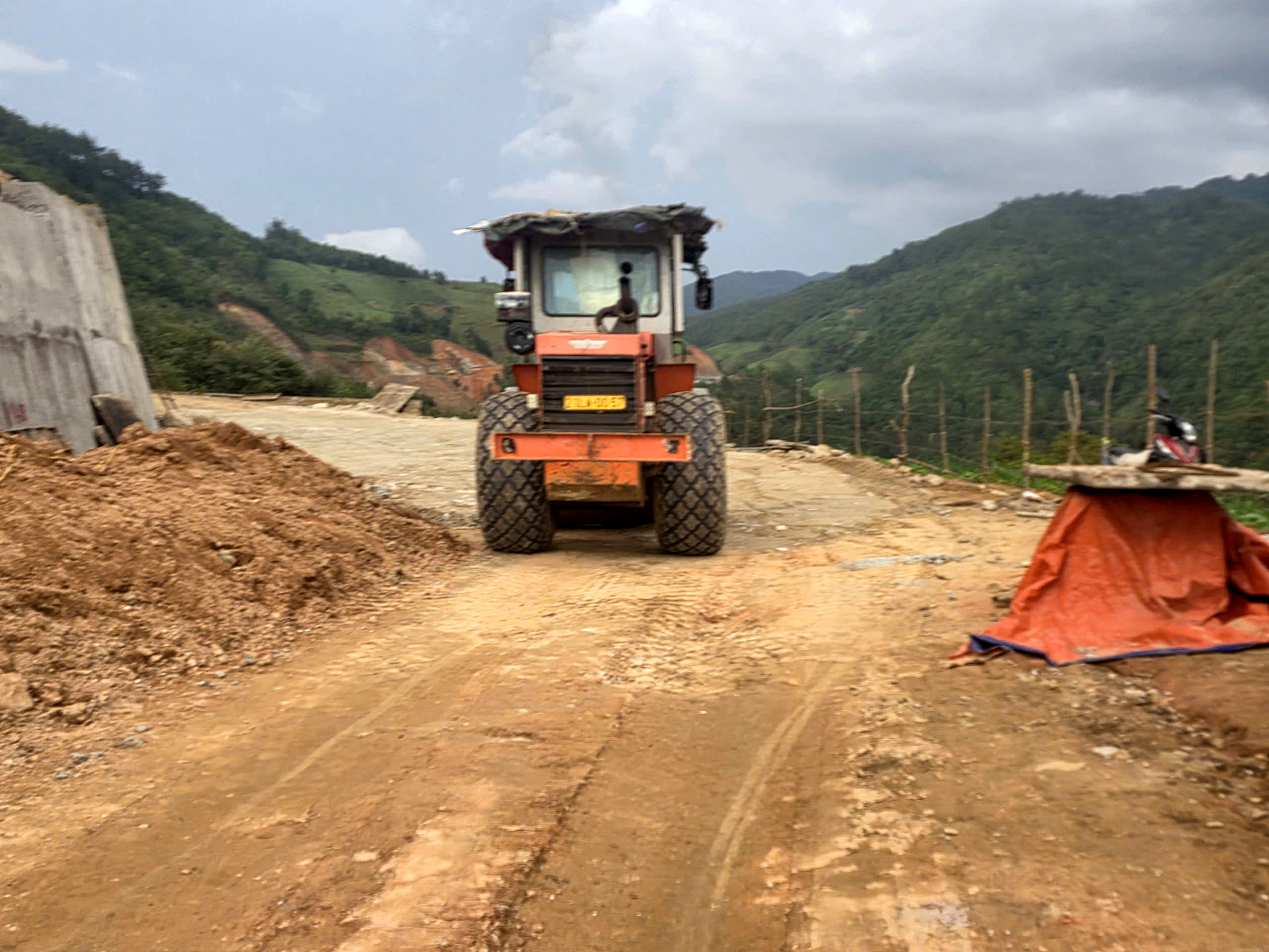 Vượt dốc cheo leo, tuyến đường gần 640 tỷ đồng ở L&agrave;o Cai sẽ về đ&iacute;ch trước 30/9- Ảnh 11.