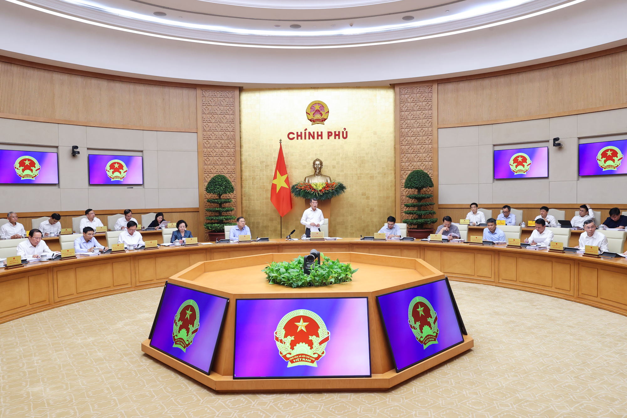 Thủ tướng: Tiếp tục r&agrave; so&aacute;t, cắt giảm c&aacute;c thủ tục về m&ocirc;i trường, x&acirc;y dựng, PCCC- Ảnh 8.