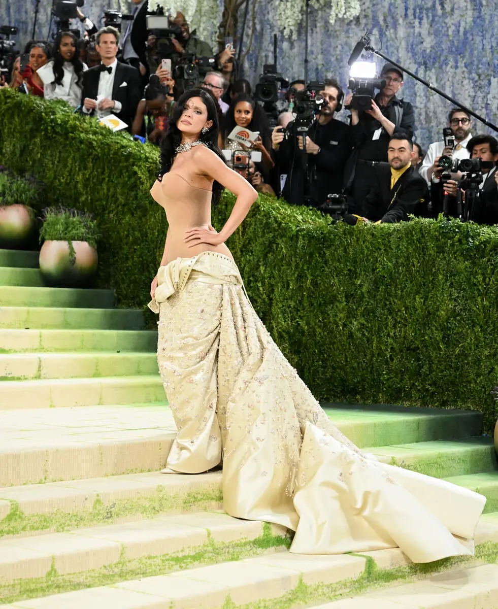 D&agrave;n mỹ nh&acirc;n mặc xuy&ecirc;n thấu, khoe đường cong n&oacute;ng bỏng ở Met Gala 2026- Ảnh 15.