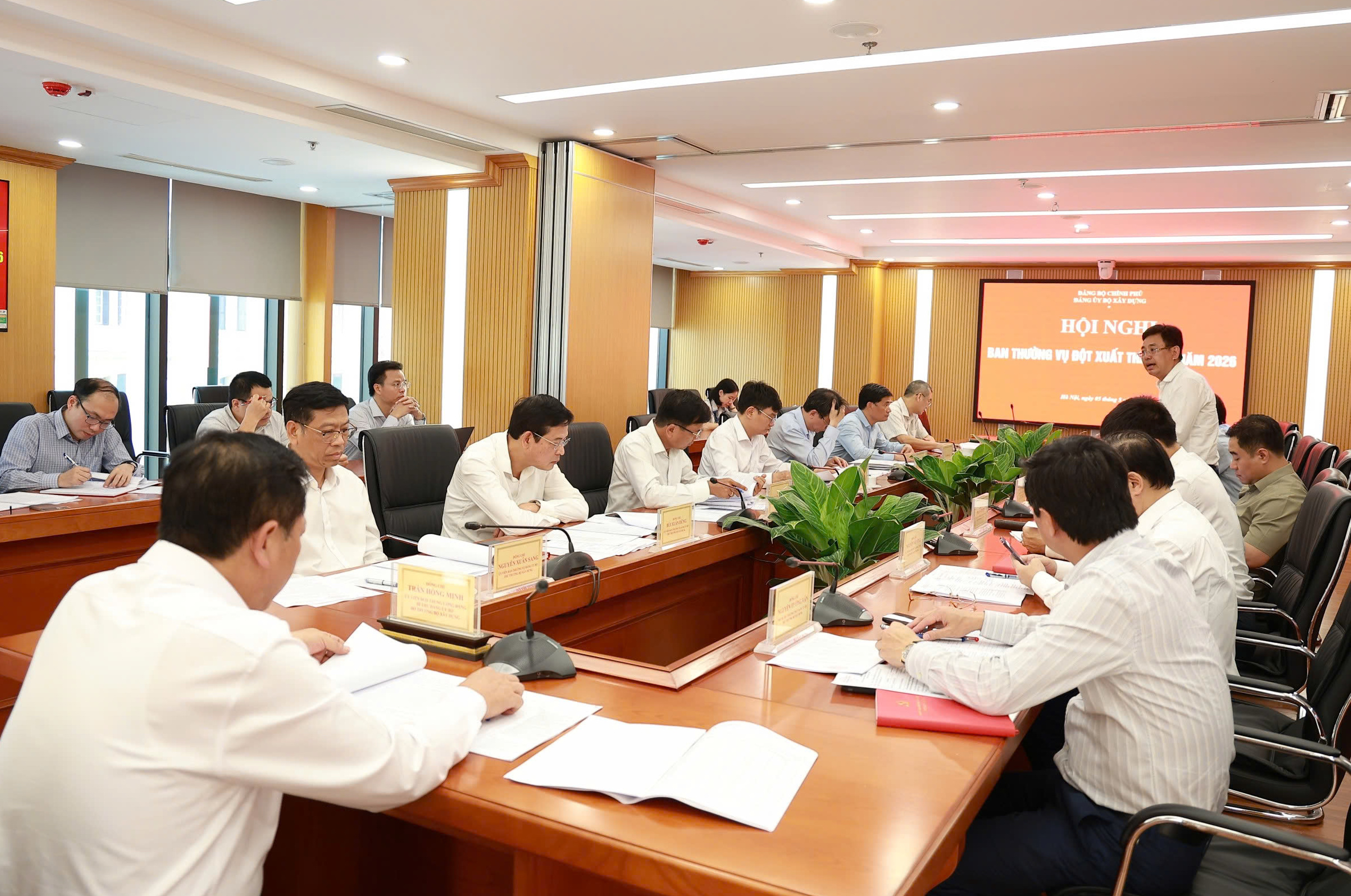 Ban Thường vụ Đảng ủy Bộ X&acirc;y dựng r&agrave; so&aacute;t đầu tư c&ocirc;ng v&agrave; kịch bản tăng trưởng- Ảnh 2.