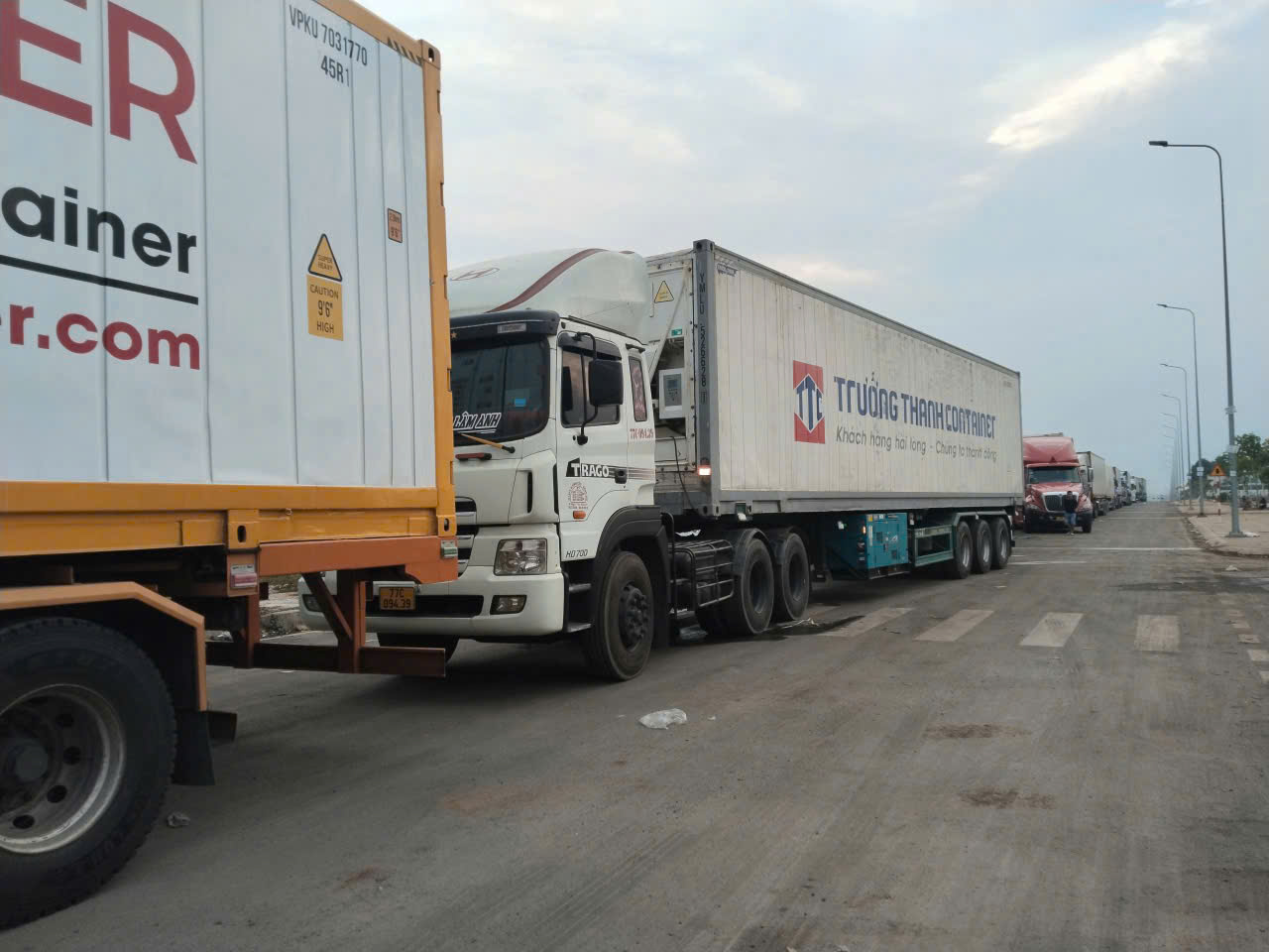 Đồng Nai: H&agrave;ng trăm xe container đổ về Dầu Gi&acirc;y lấy mẫu sầu ri&ecirc;ng, giao th&ocirc;ng qu&aacute; tải- Ảnh 3.
