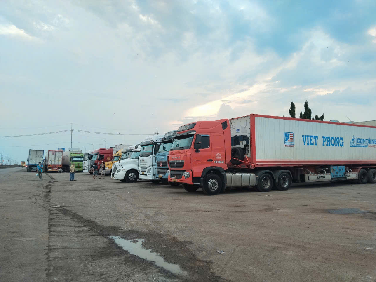 Đồng Nai: H&agrave;ng trăm xe container đổ về Dầu Gi&acirc;y lấy mẫu sầu ri&ecirc;ng, giao th&ocirc;ng qu&aacute; tải- Ảnh 2.