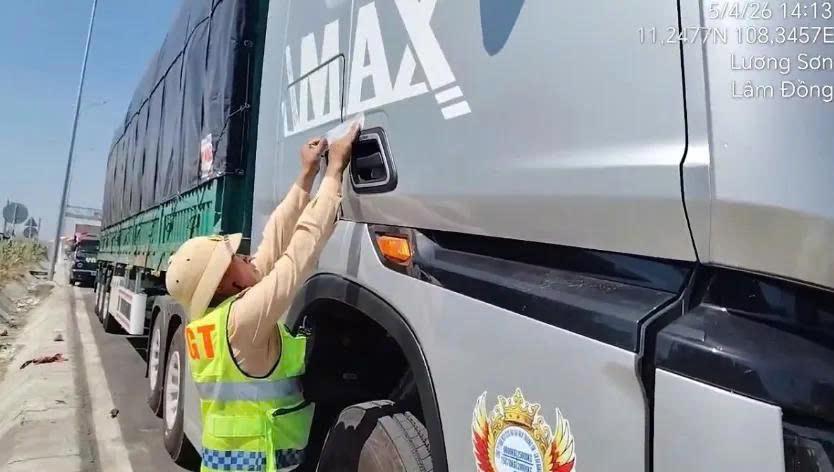 Phạt t&agrave;i xế v&agrave; chủ xe chở qu&aacute; tải tr&ecirc;n cao tốc Vĩnh Hảo - Phan Thiết hơn 100 triệu đồng- Ảnh 1.