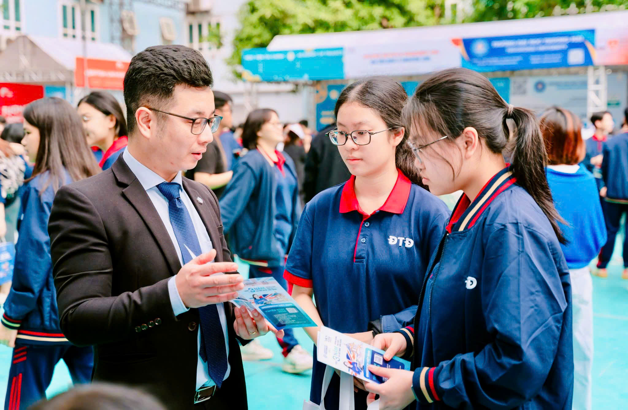 Lịch sử tăng mạnh nhất, Địa l&yacute; giảm s&acirc;u trong đăng k&yacute; thi tốt nghiệp THPT 2026- Ảnh 1.