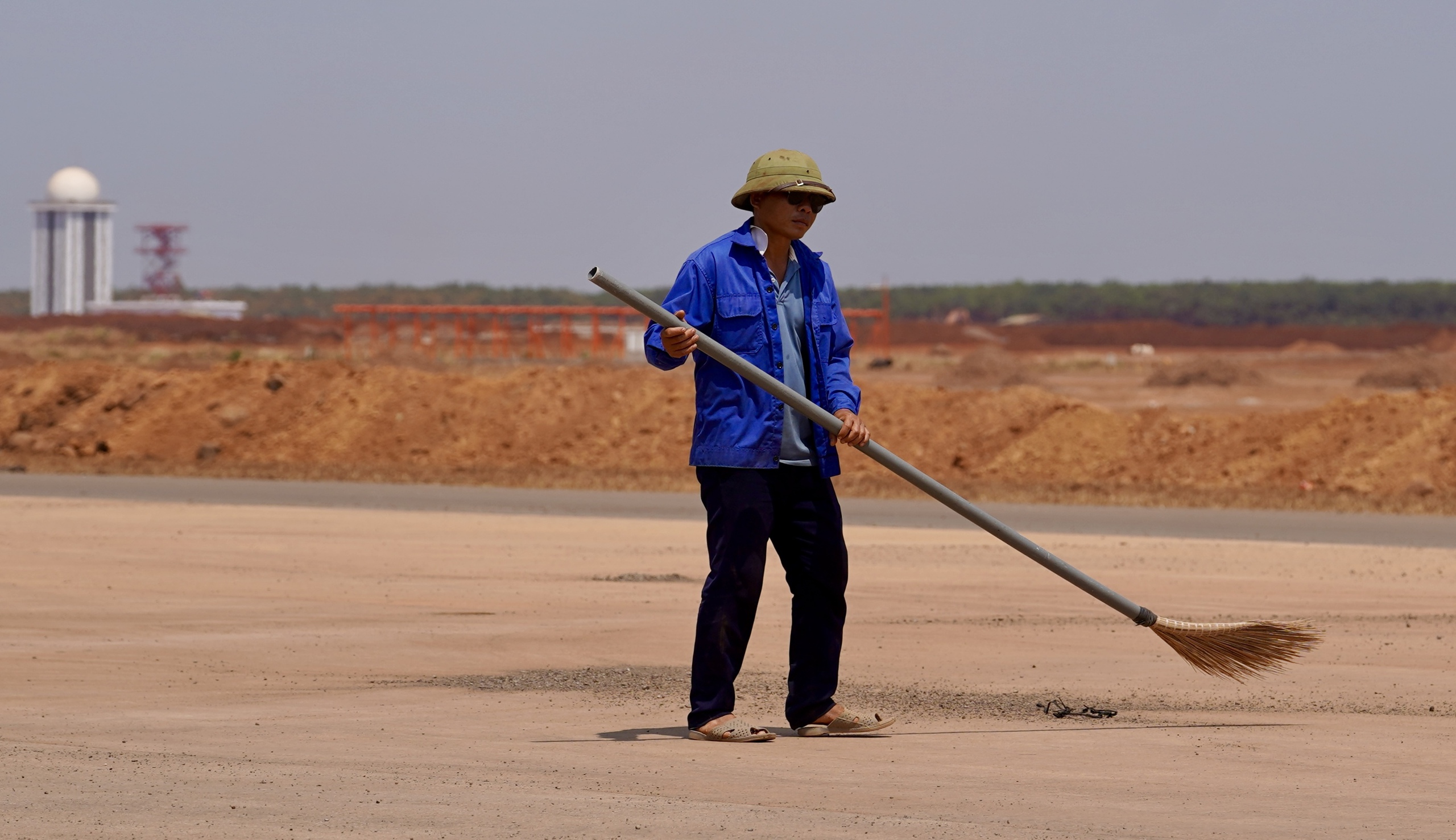 Bữa cơm vội, giấc ngủ chớp nho&aacute;ng giữa trưa h&egrave; nắng gắt ở c&ocirc;ng trường s&acirc;n bay Long Th&agrave;nh- Ảnh 2.