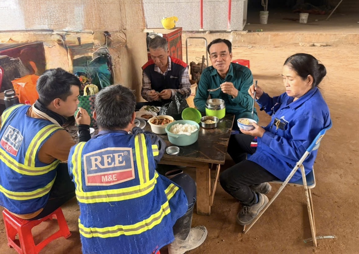 Bữa cơm vội, giấc ngủ chớp nho&aacute;ng giữa trưa h&egrave; nắng gắt ở c&ocirc;ng trường s&acirc;n bay Long Th&agrave;nh- Ảnh 7.