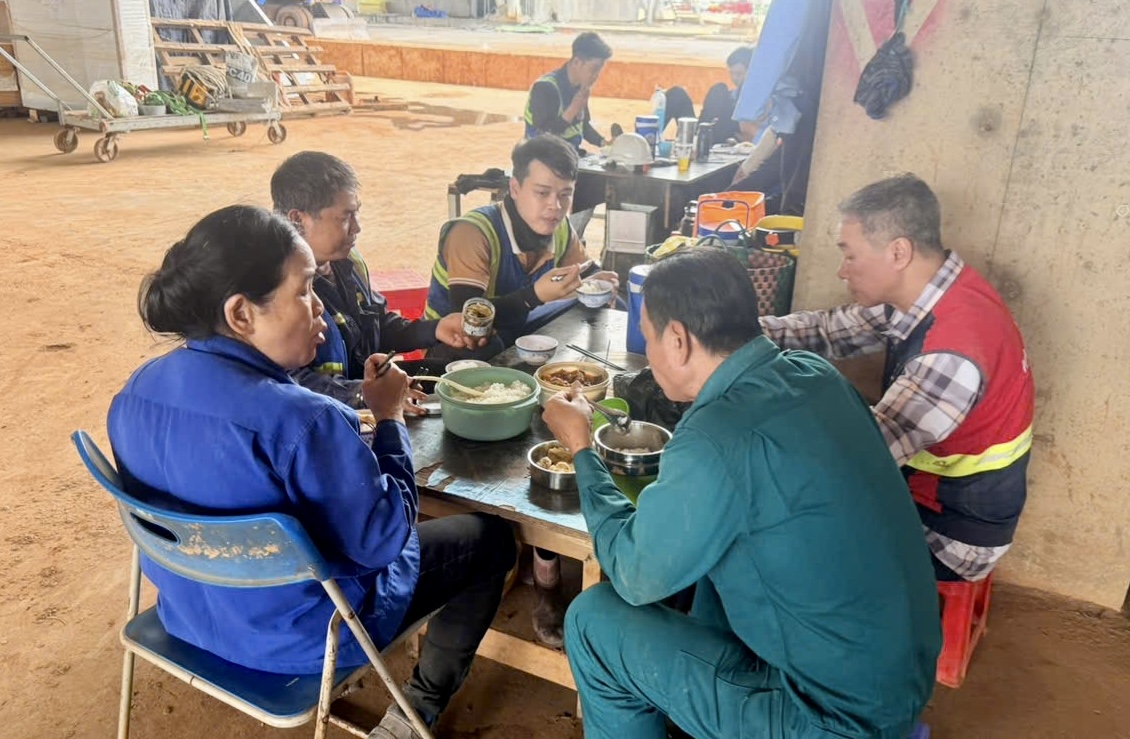 Bữa cơm vội, giấc ngủ chớp nho&aacute;ng giữa trưa h&egrave; nắng gắt ở c&ocirc;ng trường s&acirc;n bay Long Th&agrave;nh- Ảnh 10.