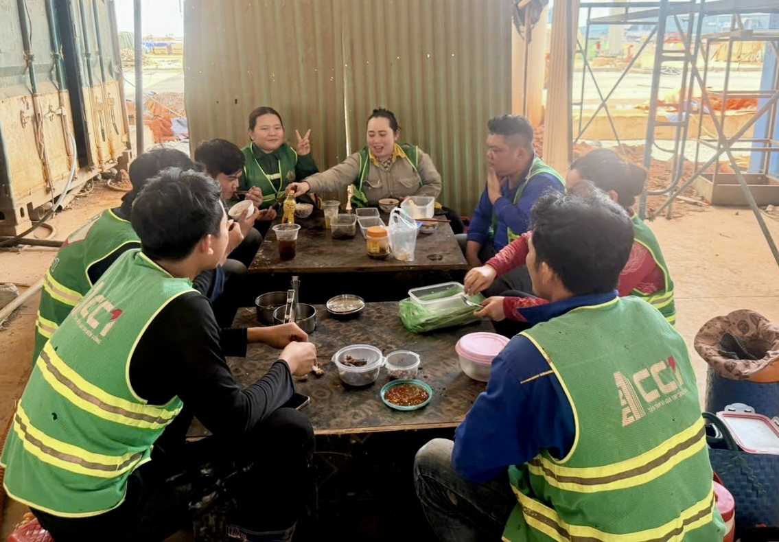 Bữa cơm vội, giấc ngủ chớp nho&aacute;ng giữa trưa h&egrave; nắng gắt ở c&ocirc;ng trường s&acirc;n bay Long Th&agrave;nh- Ảnh 6.