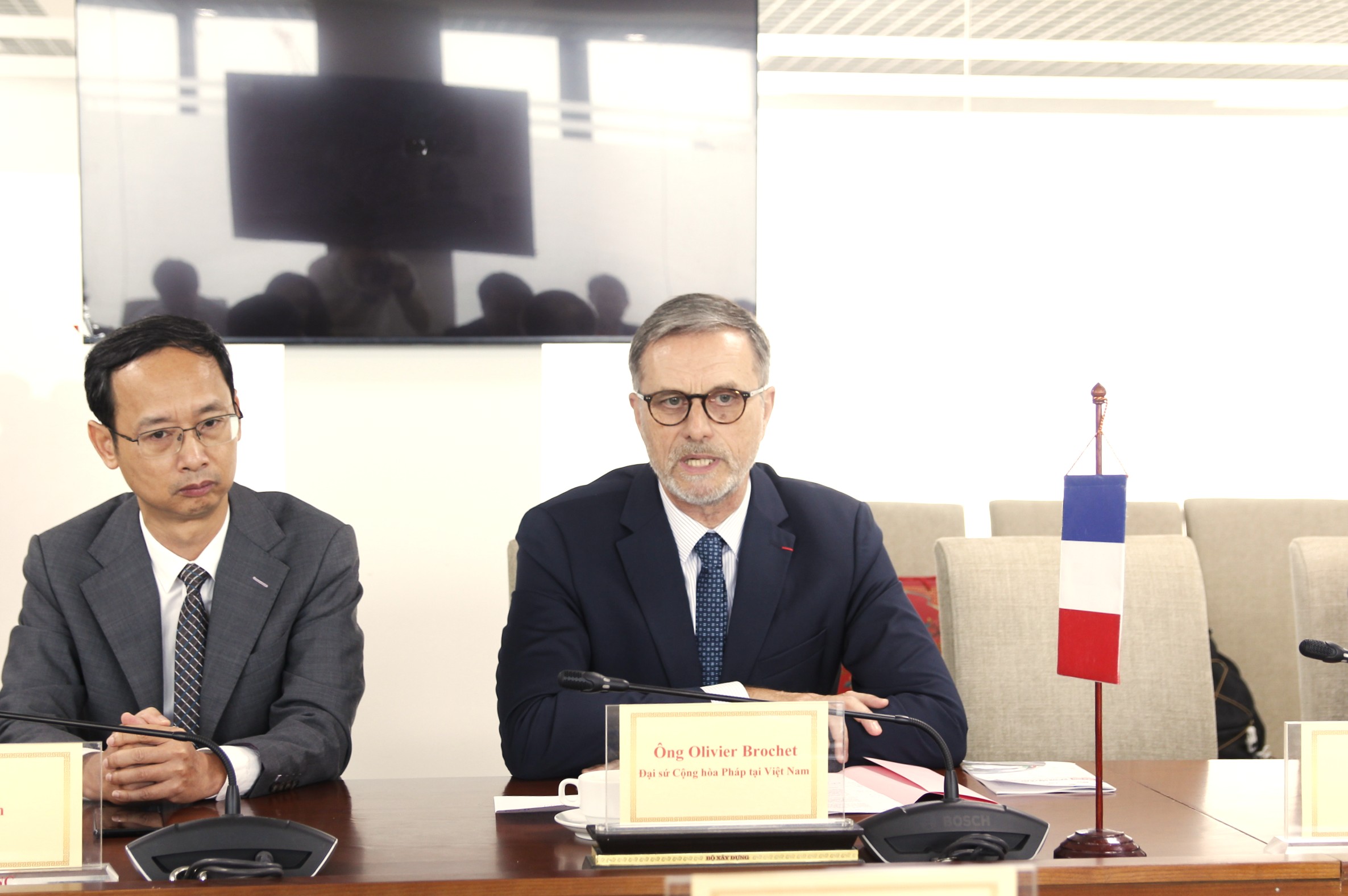 Đại sứ Olivier Brochet cho biết, c&aacute;c doanh nghiệp Ph&aacute;p rất mong muốn t&igrave;m hiểu khả năng tham gia v&agrave;o c&aacute;c dự &aacute;n đường sắt ở Việt Nam.