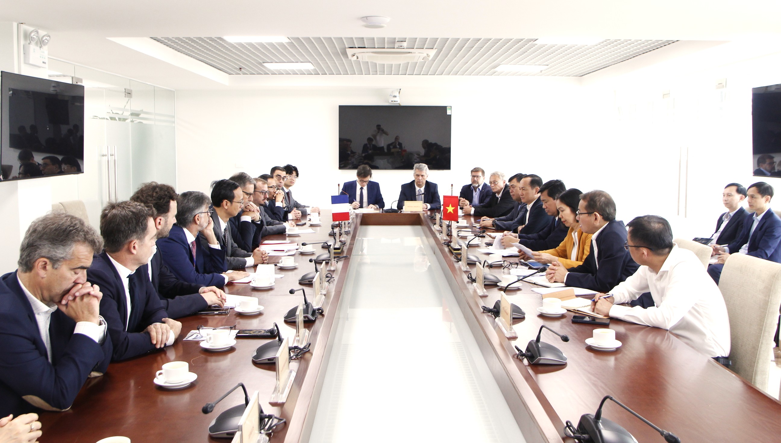 Thứ trưởng Bộ X&acirc;y dựng Nguyễn Tường Văn đ&atilde; tiếp v&agrave; l&agrave;m việc c&ugrave;ng ph&aacute;i đo&agrave;n doanh nghiệp Ph&aacute;p sang Việt Nam tham gia Diễn đ&agrave;n Đường sắt Ph&aacute;p &ndash; Việt Nam.