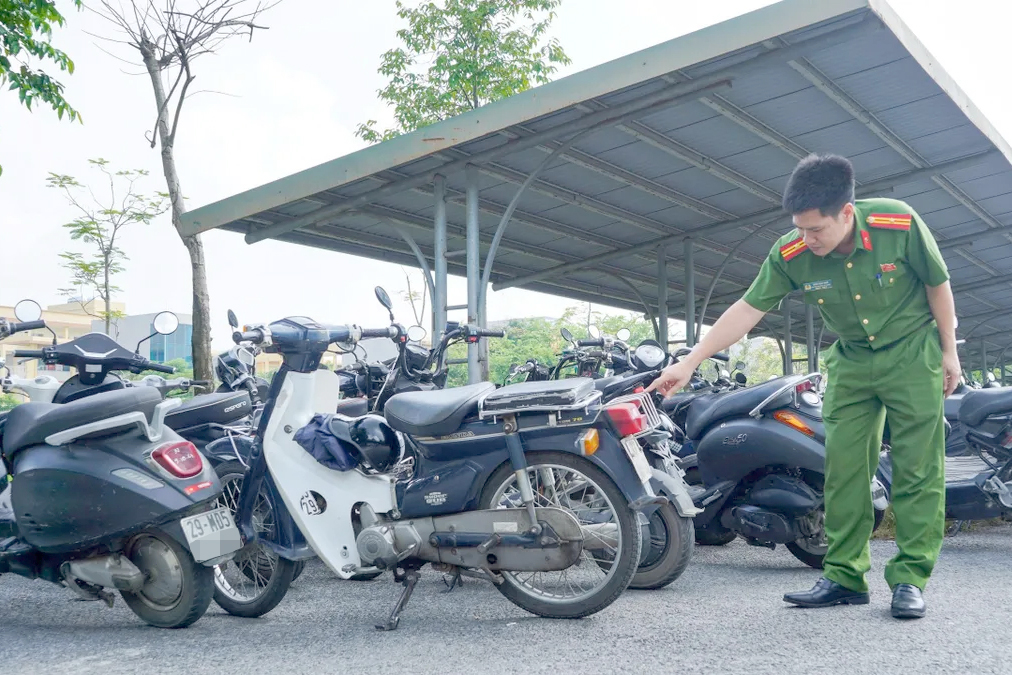 CSGT H&agrave; Nội tuần tra quanh cổng trường, ngăn học sinh đi xe m&aacute;y điện "độ, chế"- Ảnh 5.